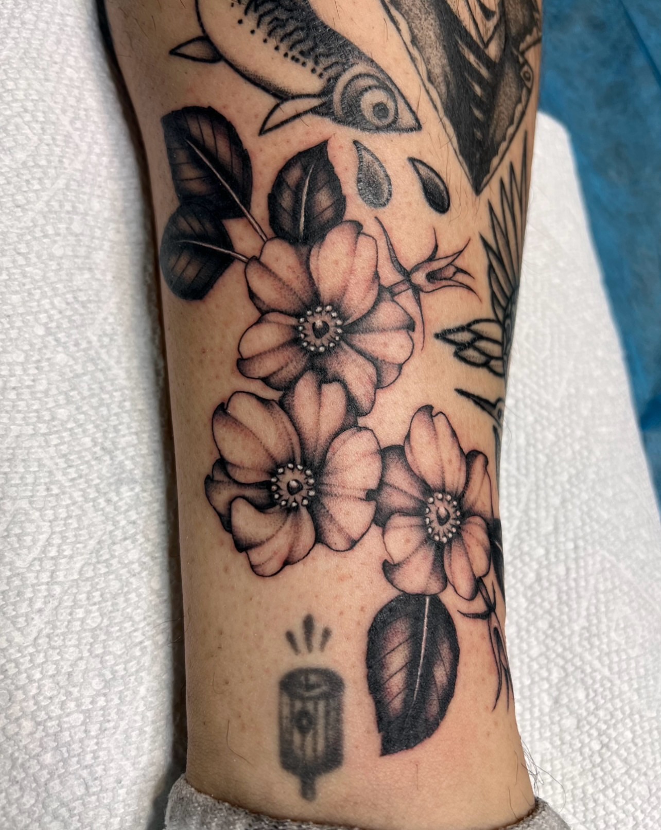 Flowers black and grey tattoo on the forearm by 𝔐𝔦𝔠𝔥𝔢𝔩𝔩𝔢 ℭ𝔥𝔞𝔪𝔢𝔯𝔩𝔦𝔨
