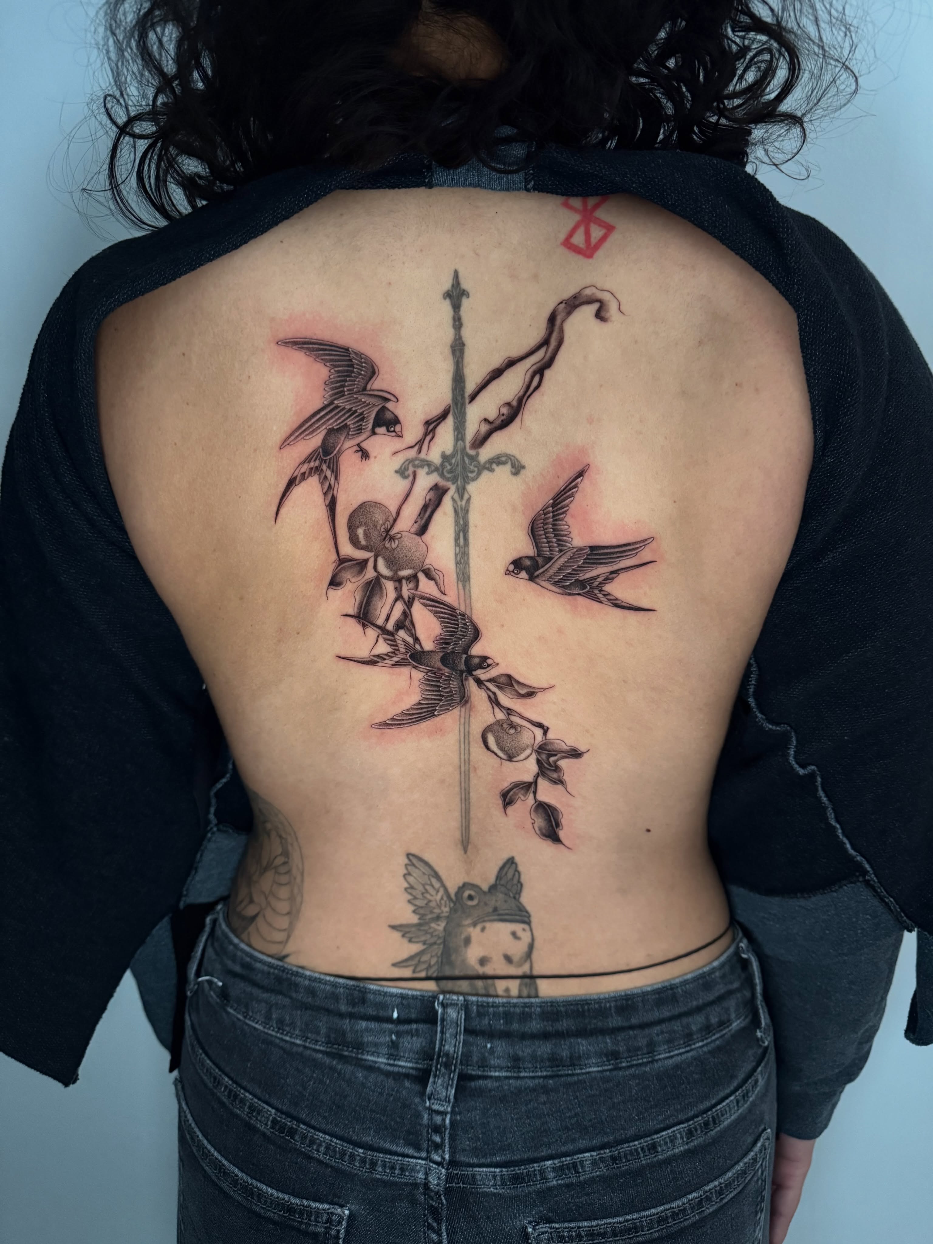Swallows and sword realism tattoo on the back by 𝕸𝖔𝖓𝖎𝖖𝖚𝖊𝖊𝖓