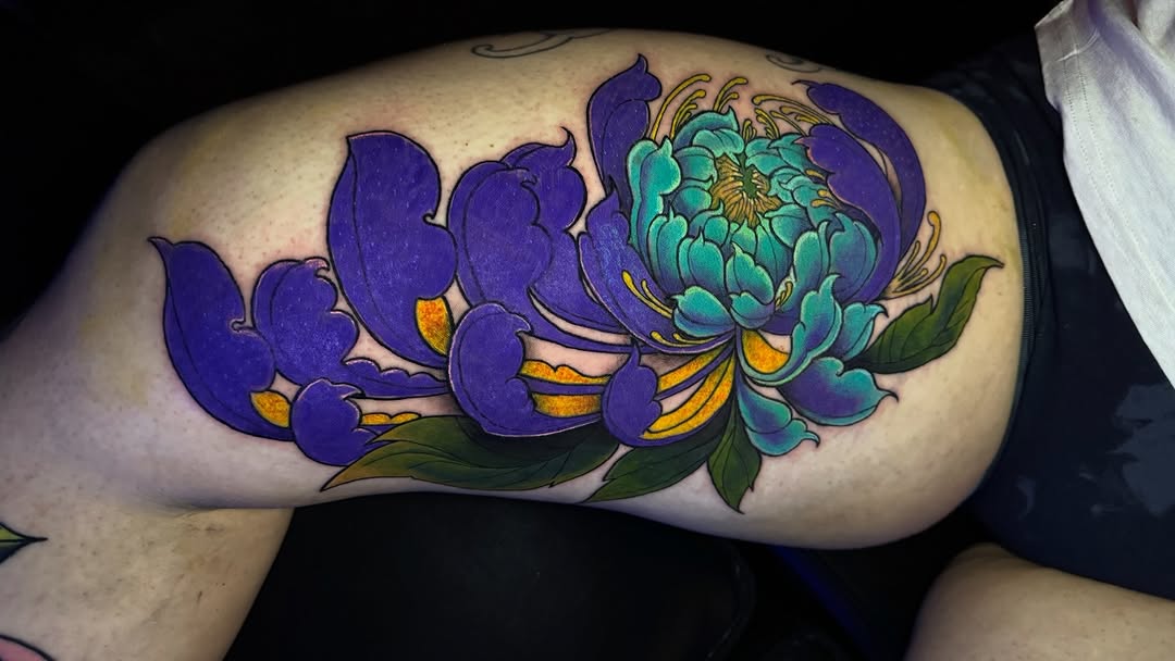 Chrysanthemum flower neo-traditional tattoo on the thigh by Jarrod Gatzke