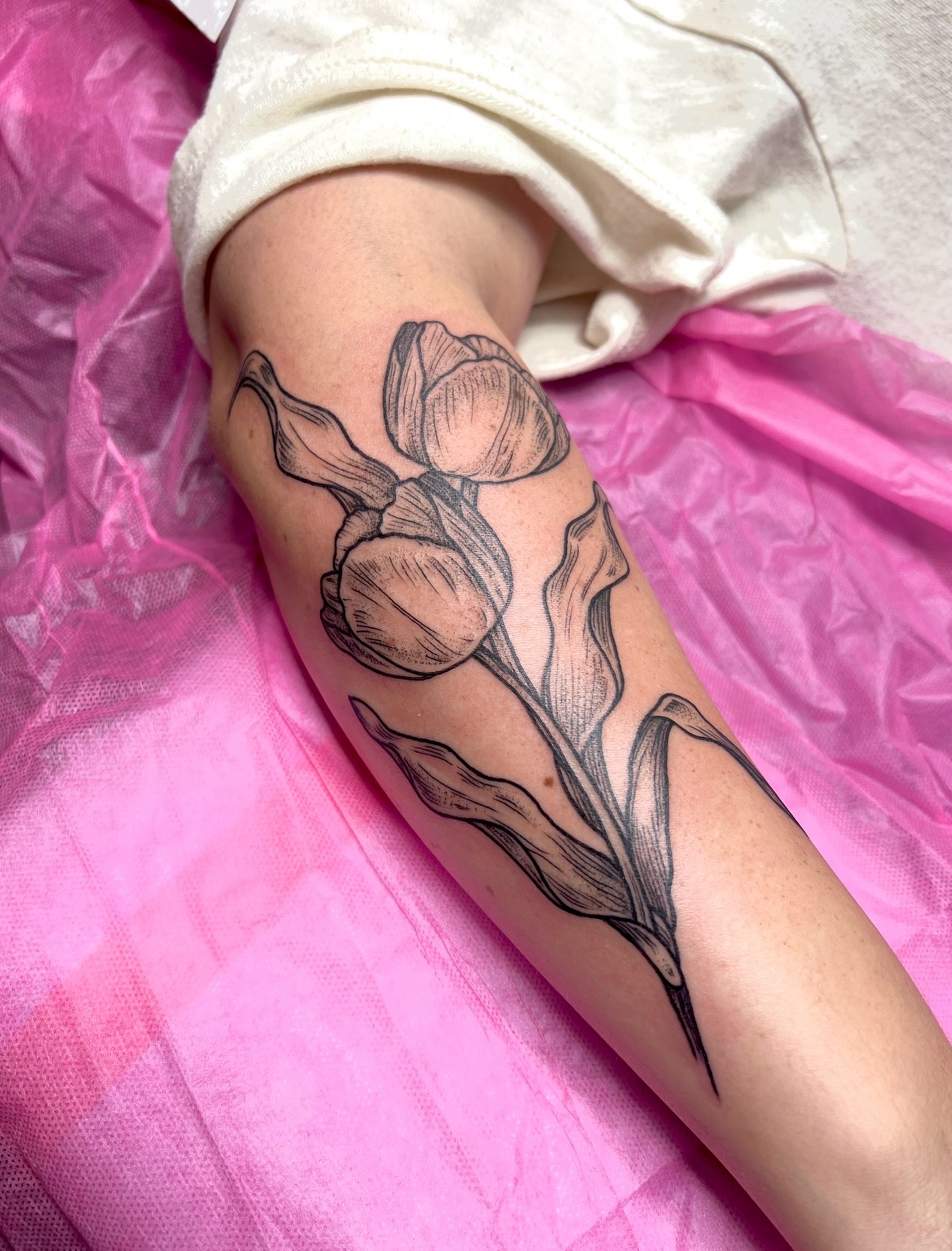 Tattoo by @brianaleflore — black_and_grey