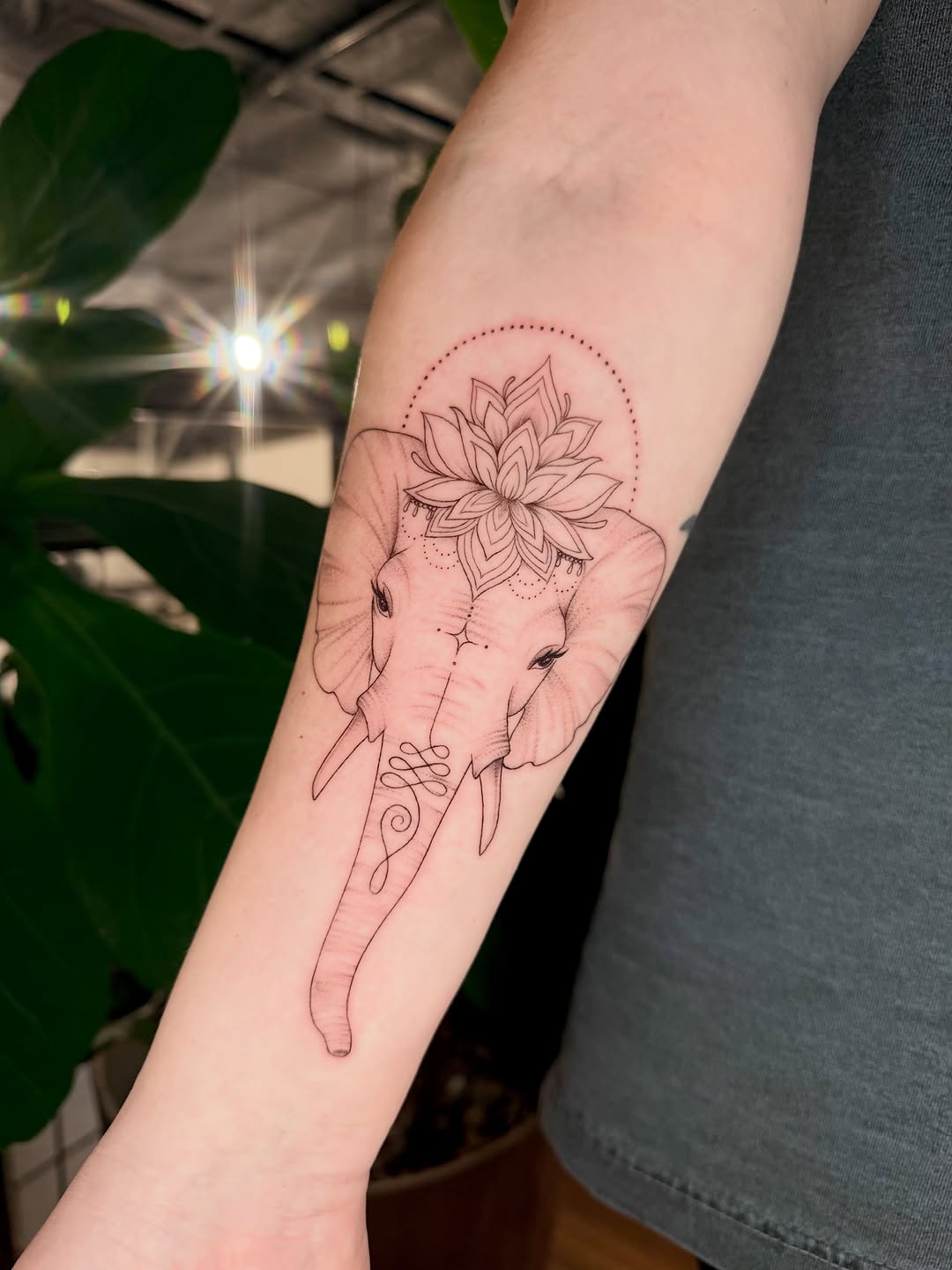 Tattoo by @maliaacarrasco β fine_line, ornamental
