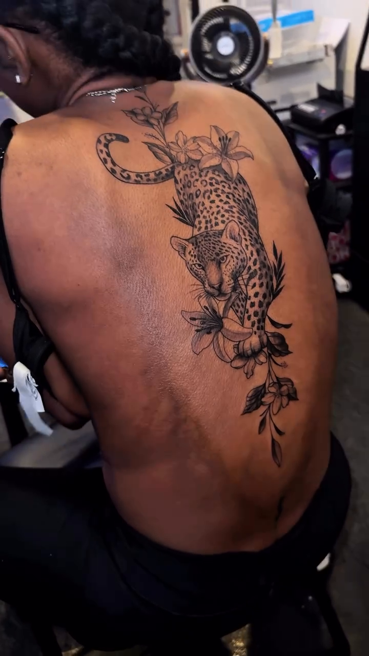 Leopard with flowers on back realism tattoo on the back by 2realink - Tattoo Artist