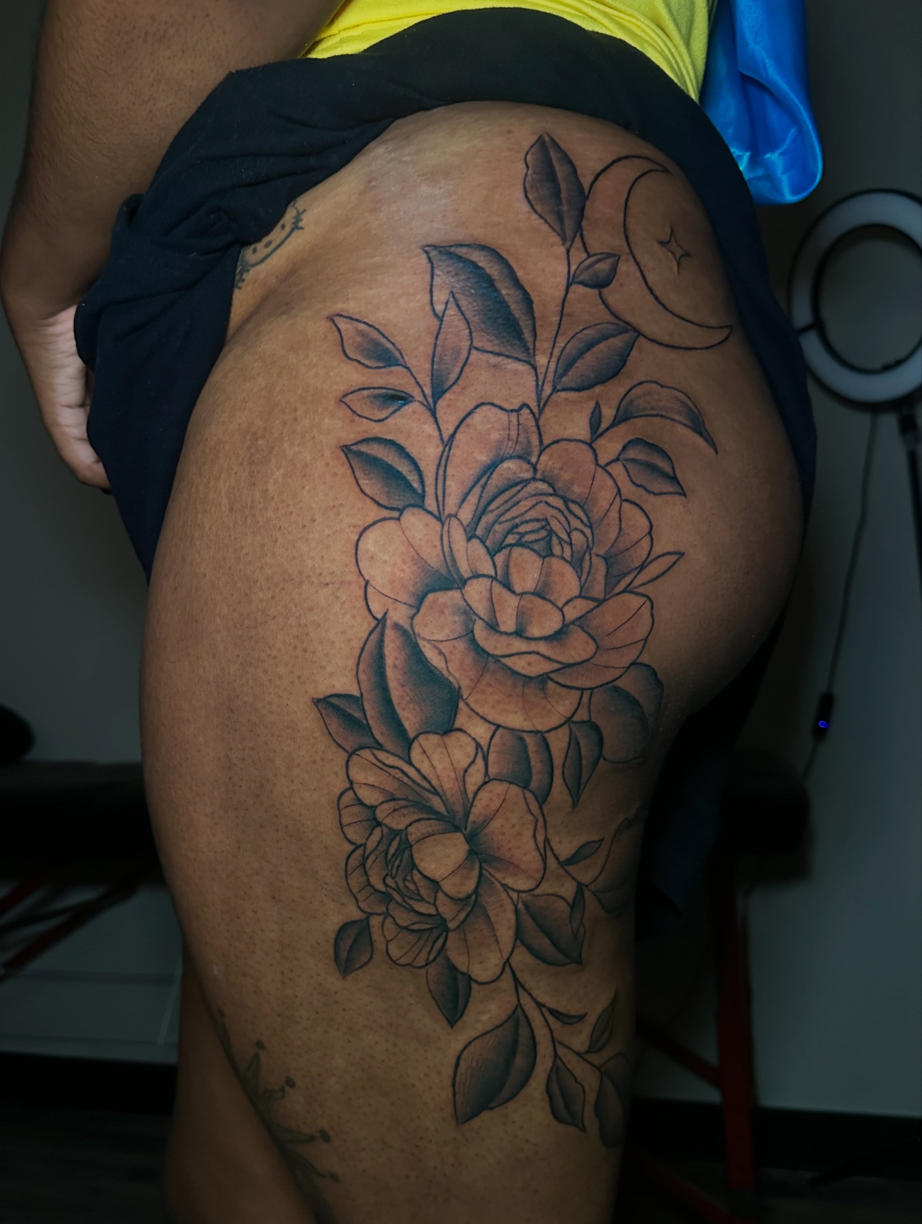 Floral bouquet black and grey tattoo on the thigh by @tattedbytuck