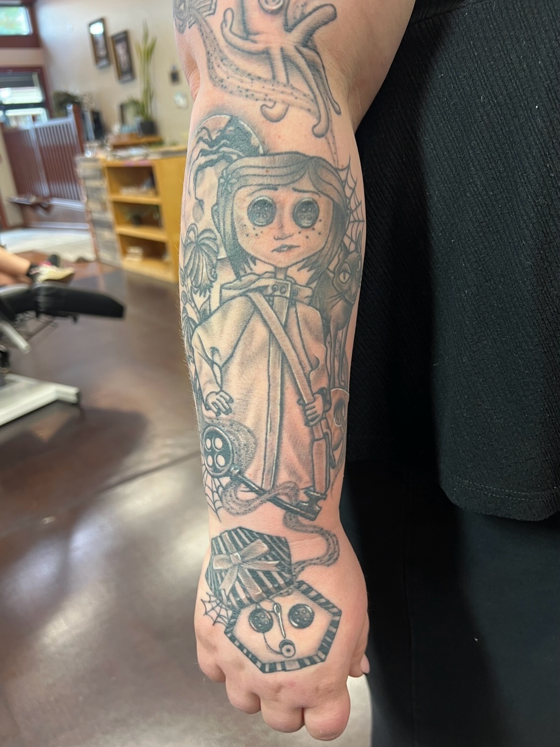 Doll realism tattoo on the forearm by ๐๐ฒ๐ต๐ ๐๐ช๐พ๐ป๐ฒ๐ต๐ช ๐ฃ๐ช๐ฝ๐ฝ๐ธ๐ธ๐ผ