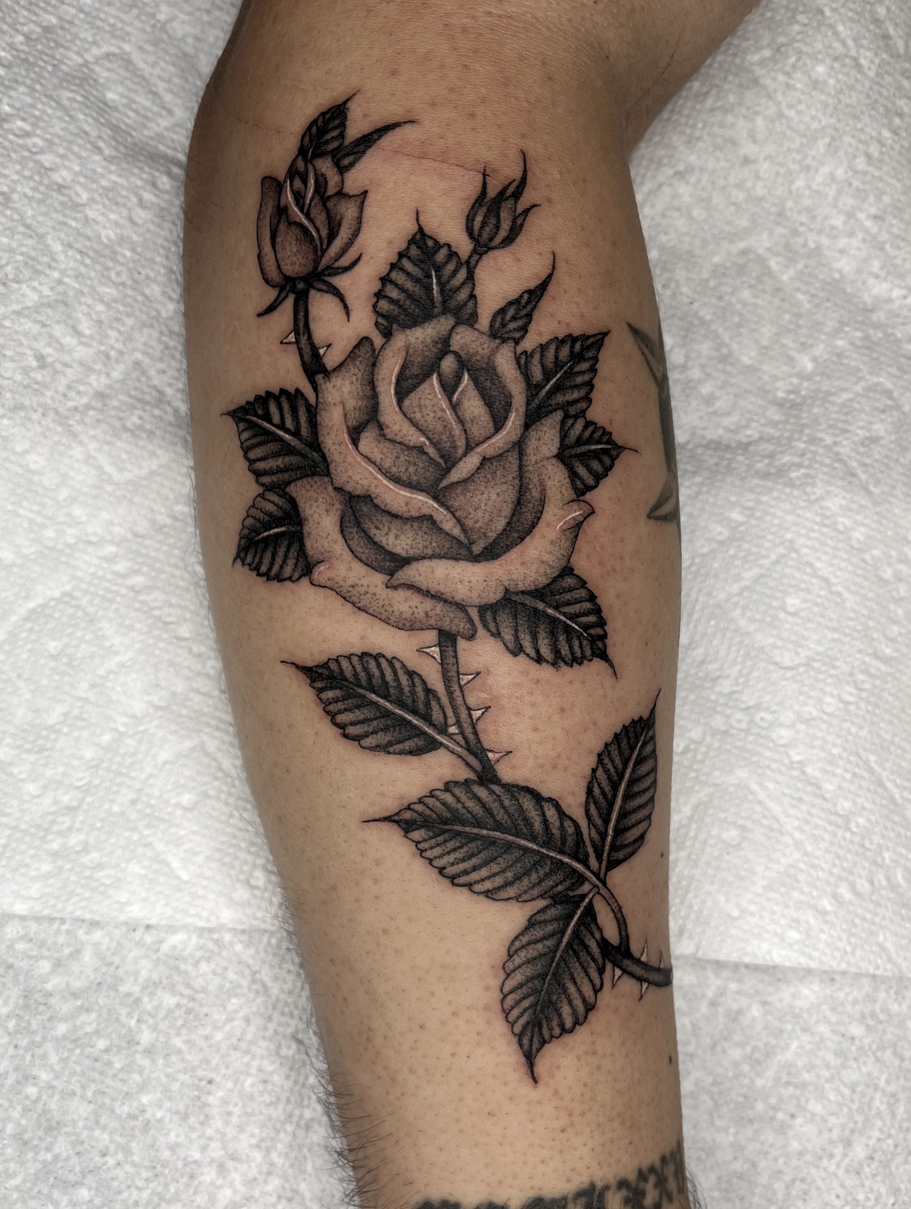 Tattoo by @derosario__ — black_and_grey