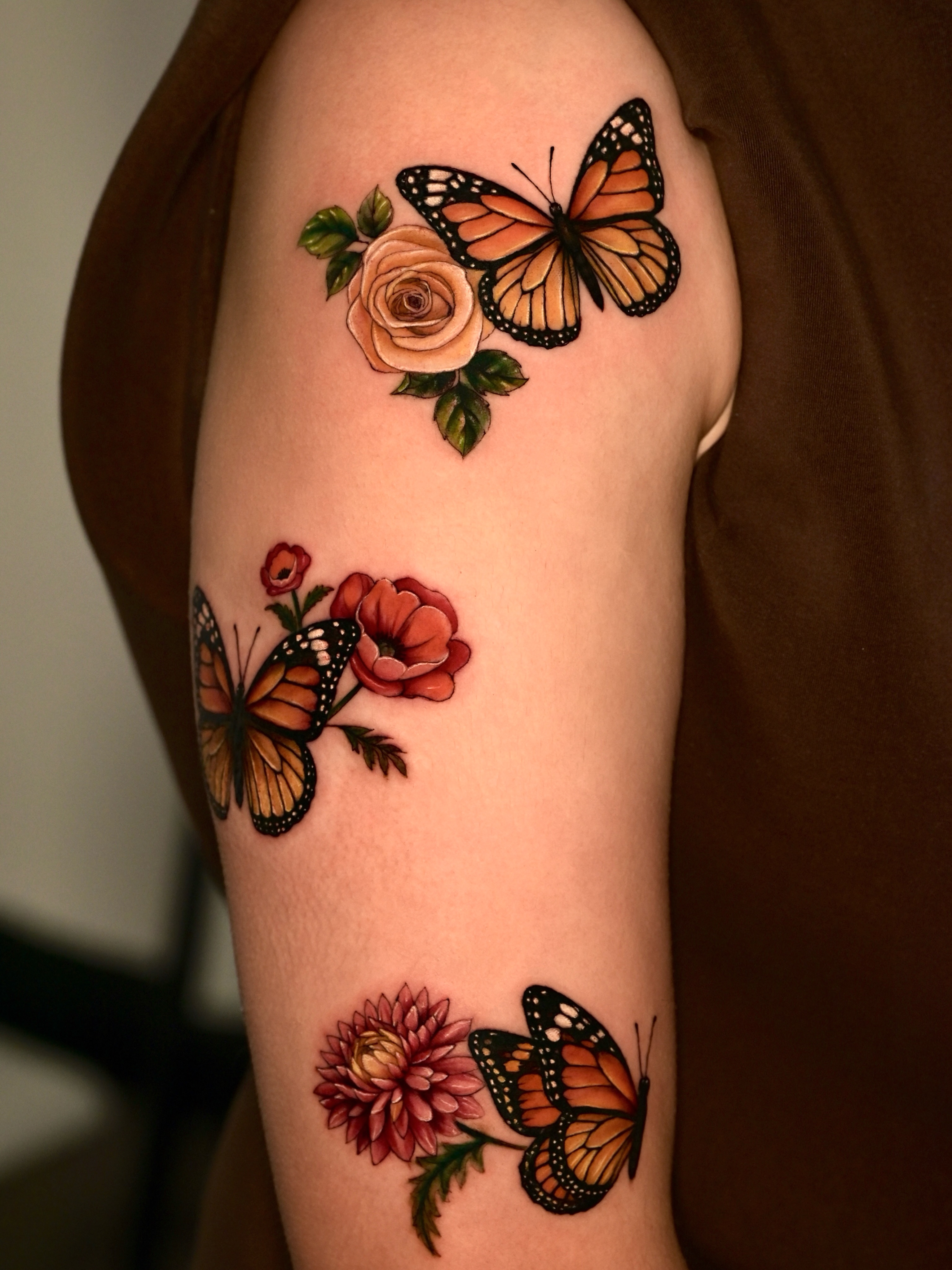 Butterflies and flowers realism tattoo on the forearm by Zonghuan Wu