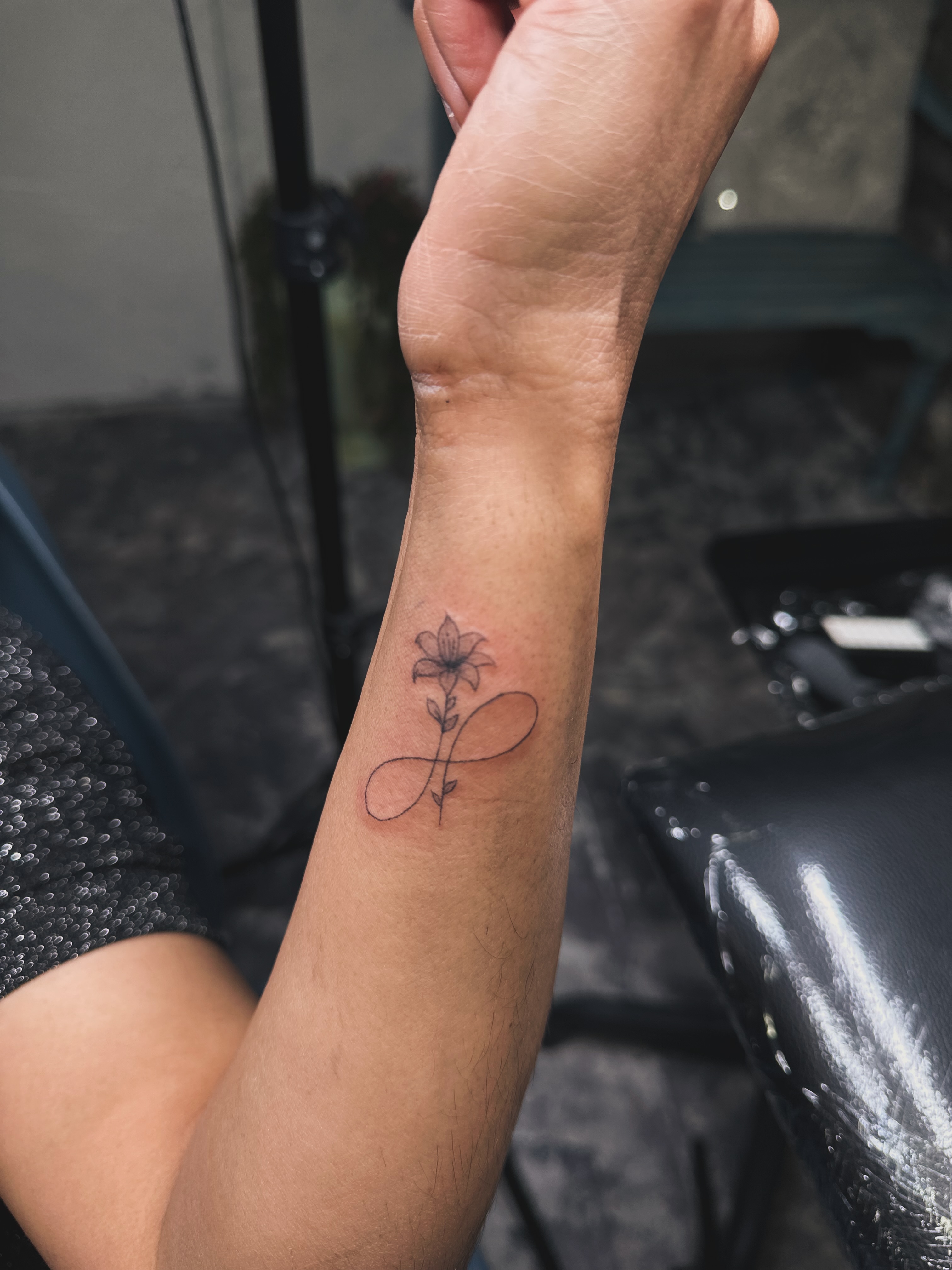 Tattoo by @lunettatt — minimalist
