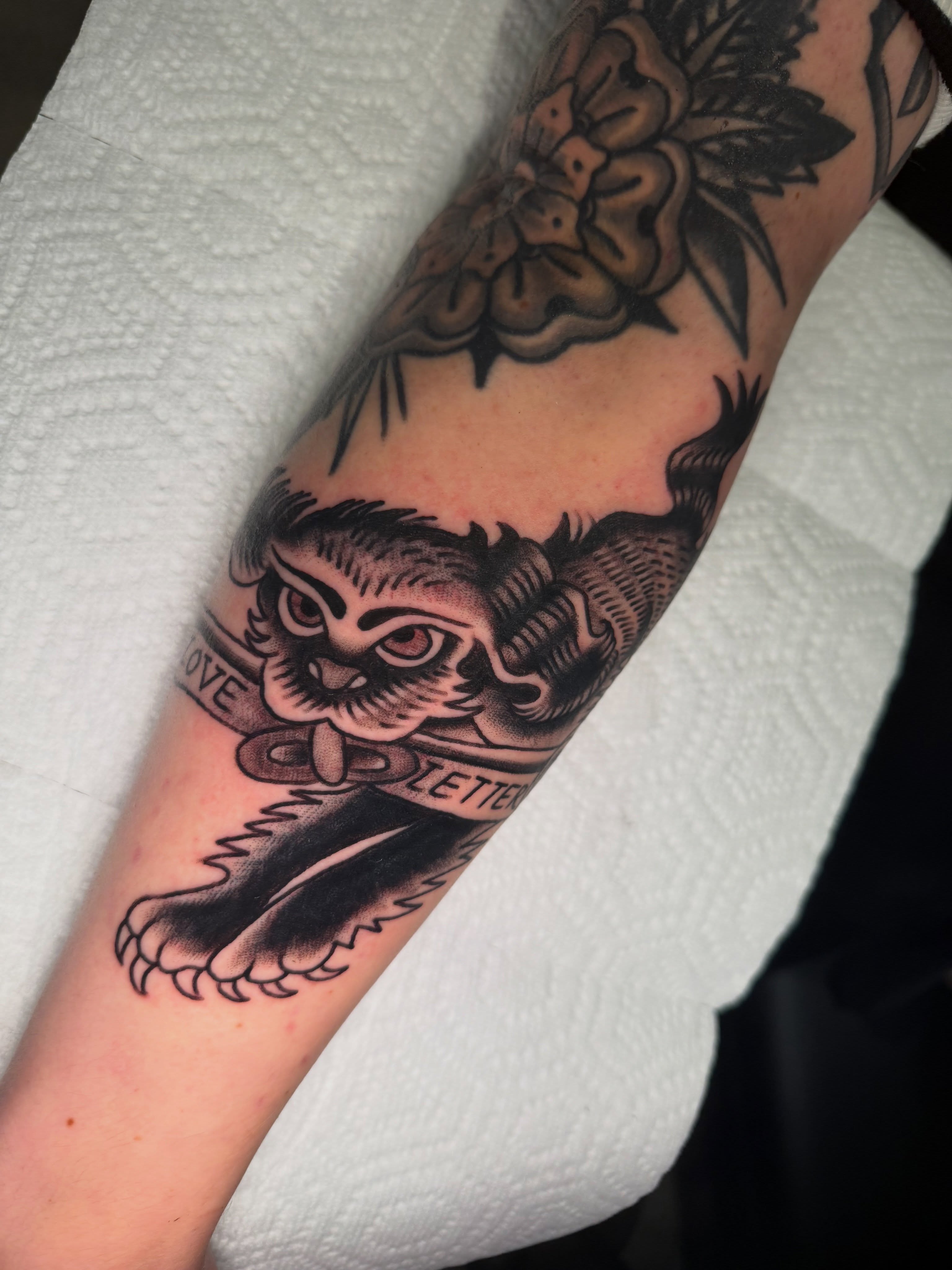 Owl American traditional tattoo on the forearm by ๐
๐ฆ๐๐ซ๐ ๐ ๐๐ข๐ฉ๐ฆ๐ ๐ฆ๐ ๐๐๐ฏ๐ฆ๐