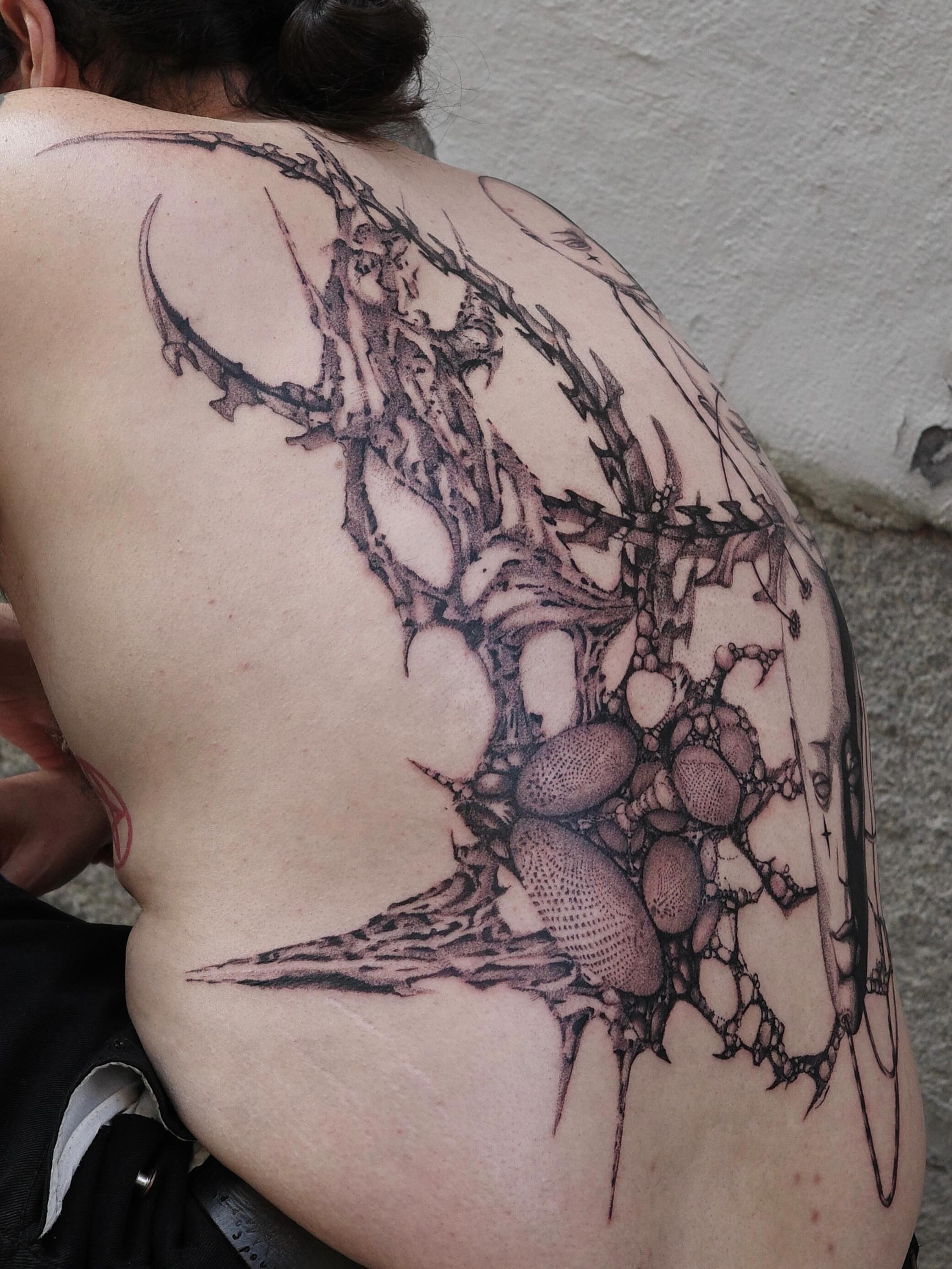 Abstract organic structure geometric tattoo on the back by Sophia Tattoo