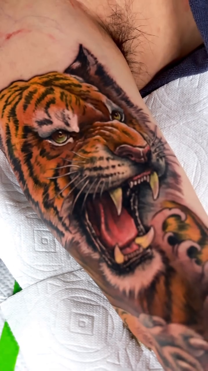 Tiger head realism tattoo by Hocheon