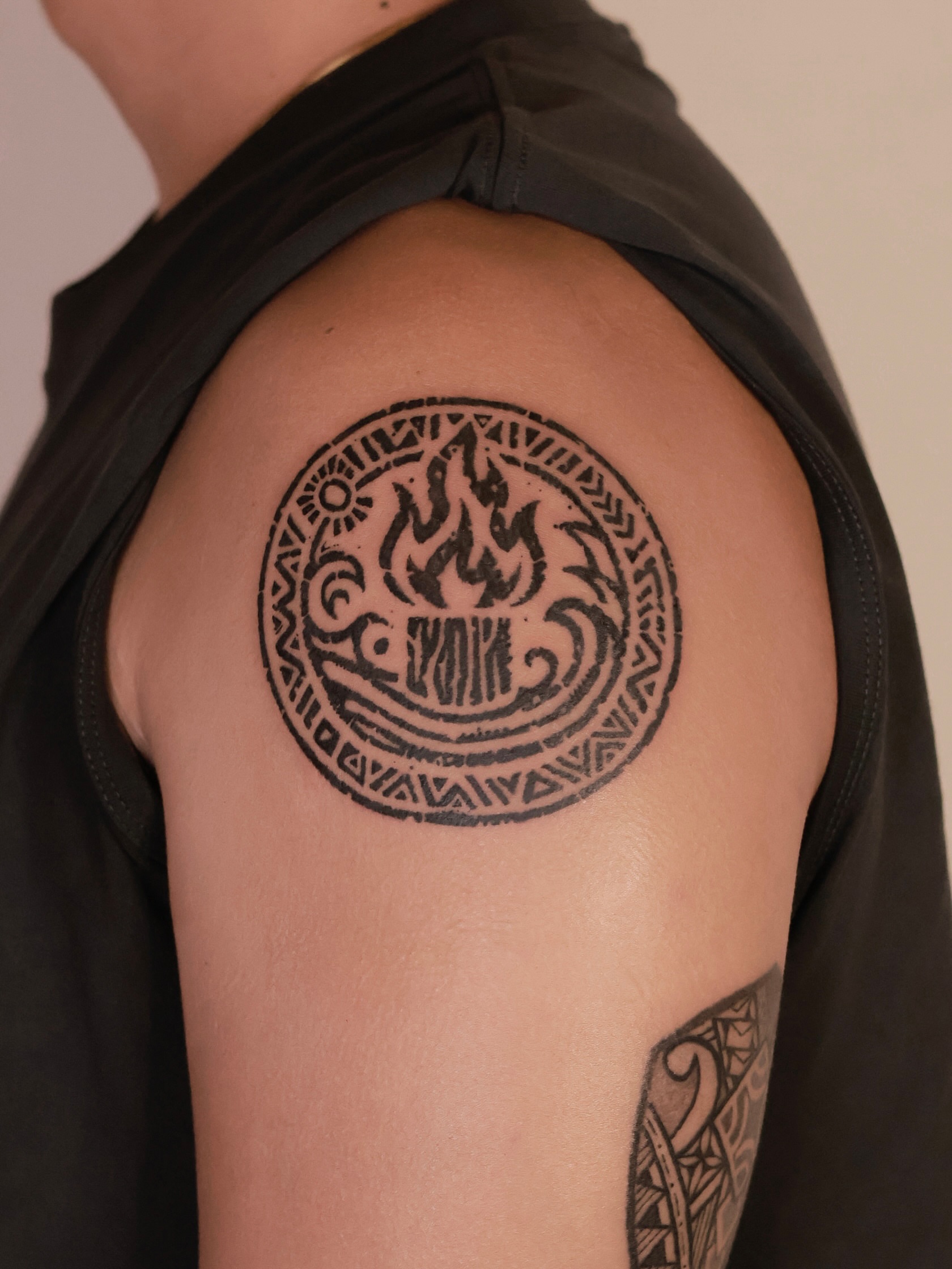 Flame and tribal circle tribal tattoo on the shoulder by ✥台南木兆刺青✥𝕸𝖔𝕸𝖔𝕿𝖆𝖙𝖙𝖔𝖔