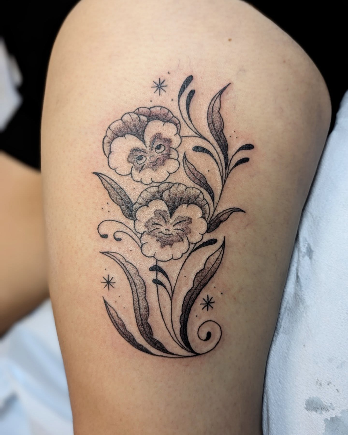 Flowers black and grey tattoo on the thigh by Dani Harkey