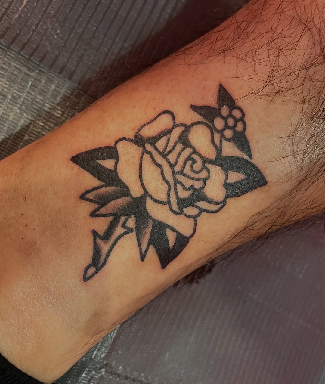 Rose black and grey tattoo on the forearm by @pizzabref