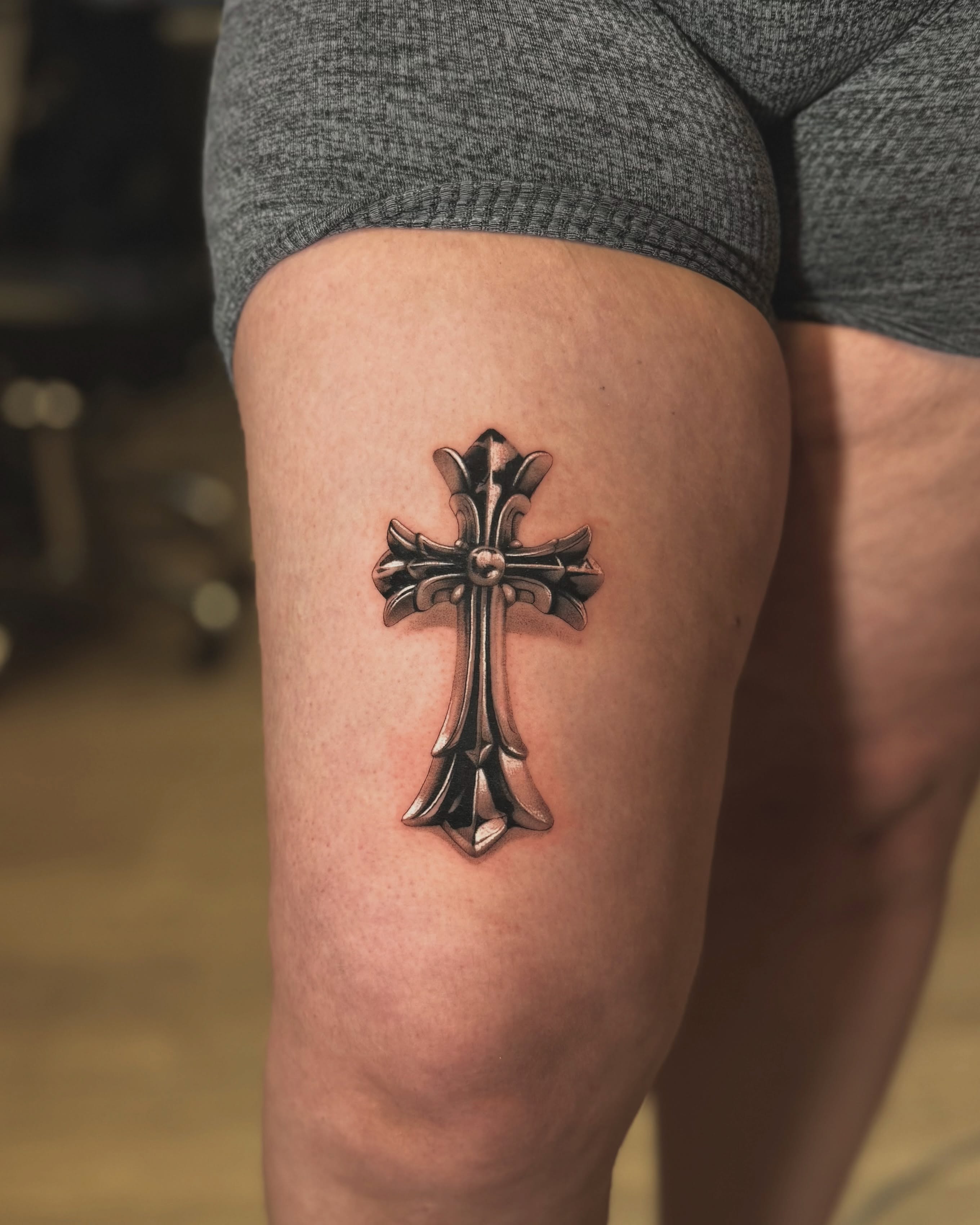 Cross black and grey tattoo on the thigh by ๐
๐๐๐๐ณ๐ฎ๐ฆ๐ข ๐๐๐ญ๐ญ๐จ๐จs