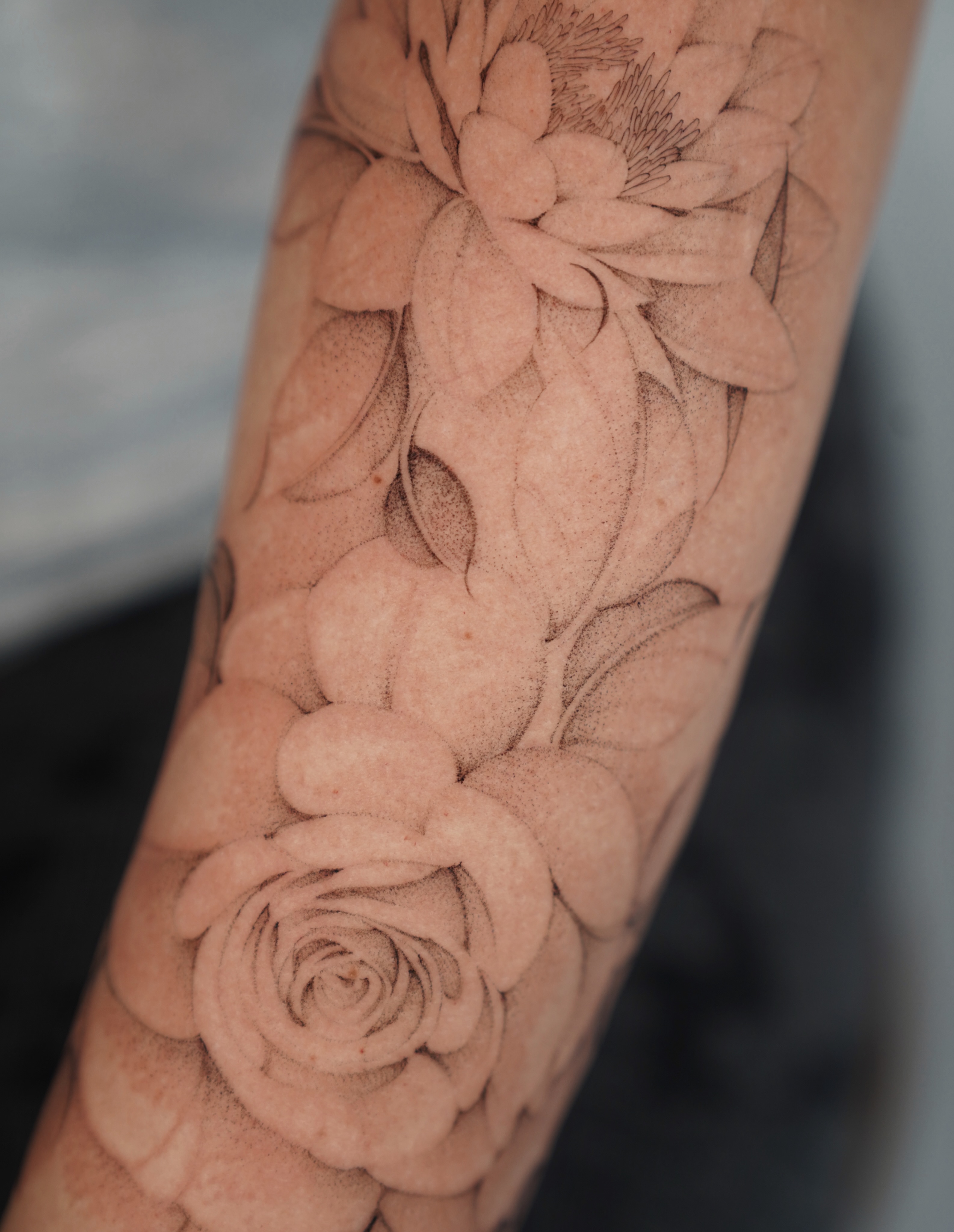 Roses black and grey tattoo on the forearm by Bel Fernandez