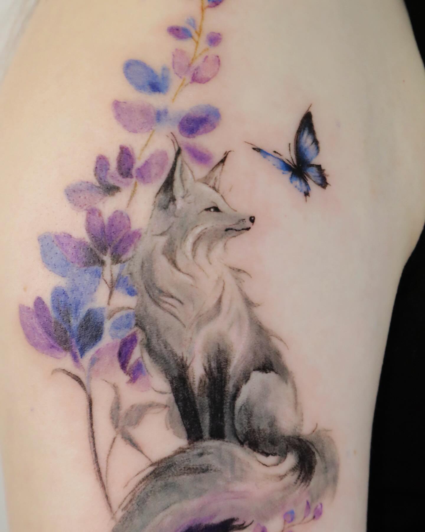 Fox and butterfly watercolor tattoo on the upper arm by Sylvia｜思岐, Vancouver, British Columbia