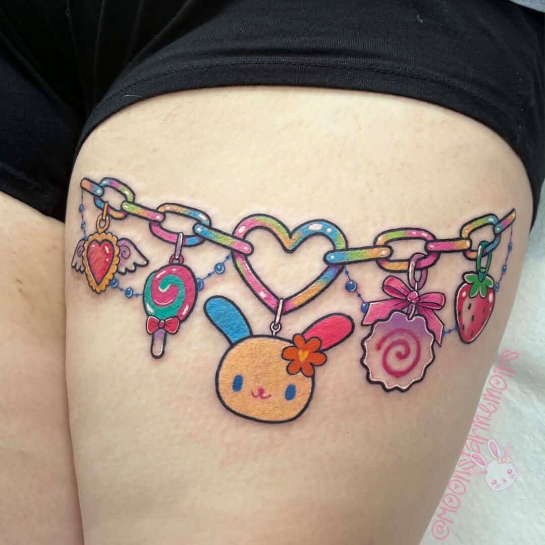 Charms bracelet new school tattoo on the thigh by 𝓑𝓾𝓷𝓷𝔂 𝓓. 𝓥𝓪𝓷𝓒𝓸𝓮𝓿𝓮𝓻𝓲𝓷𝓰