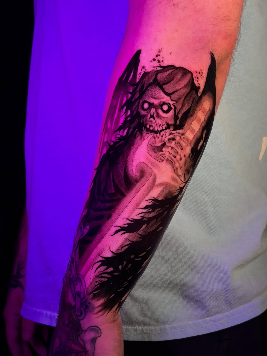 Tattoo by @hongo.azul.tattoos — black_and_grey, dark_realism