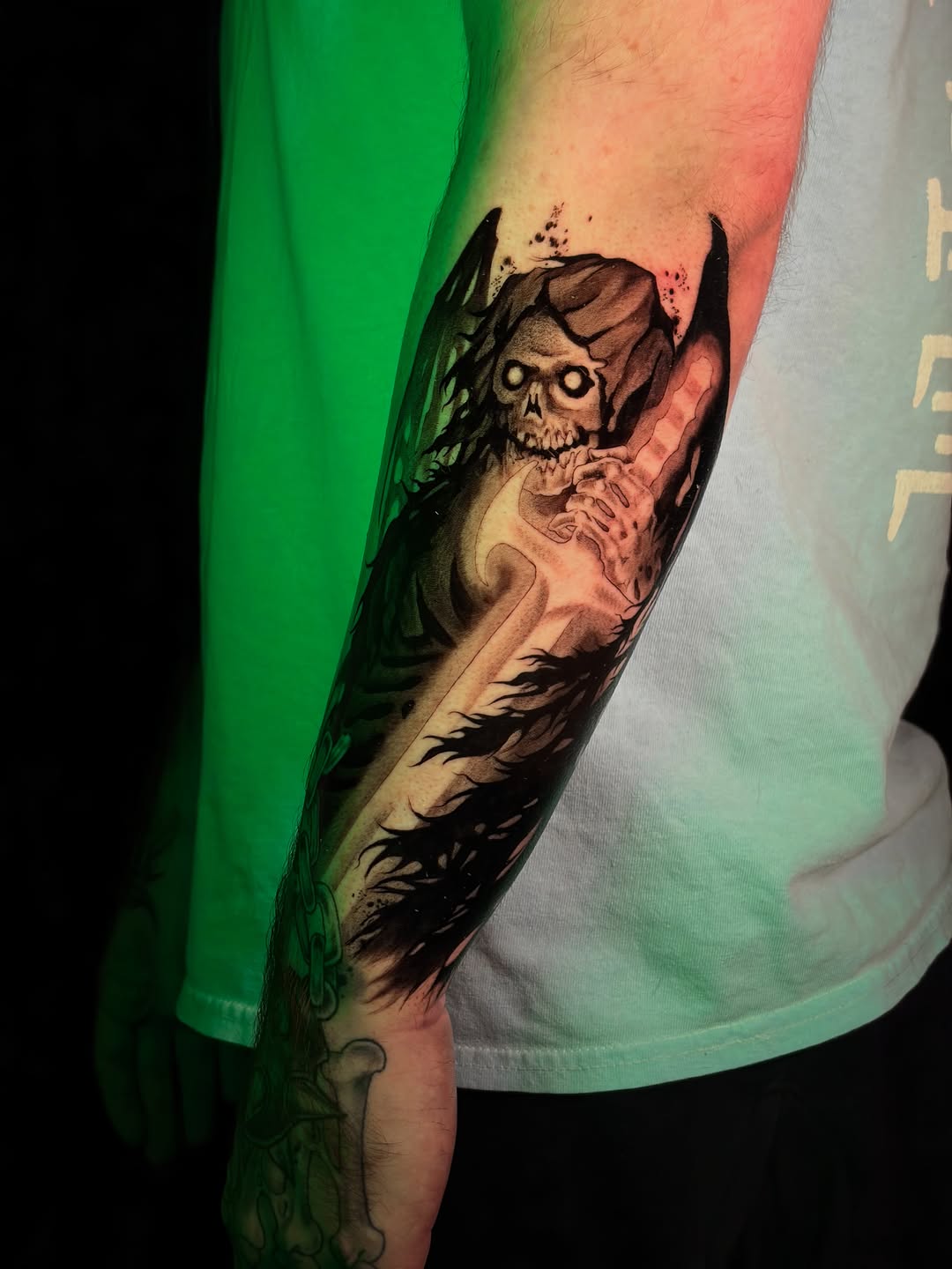 Tattoo by @hongo.azul.tattoos — black_and_grey, dark_realism