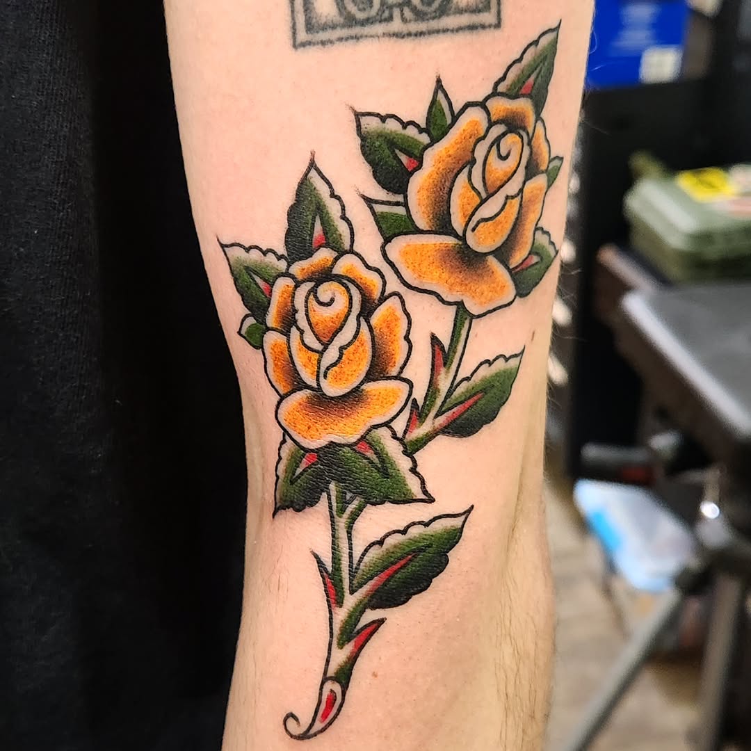 Two roses neo-traditional tattoo on the forearm by Douglas Grady