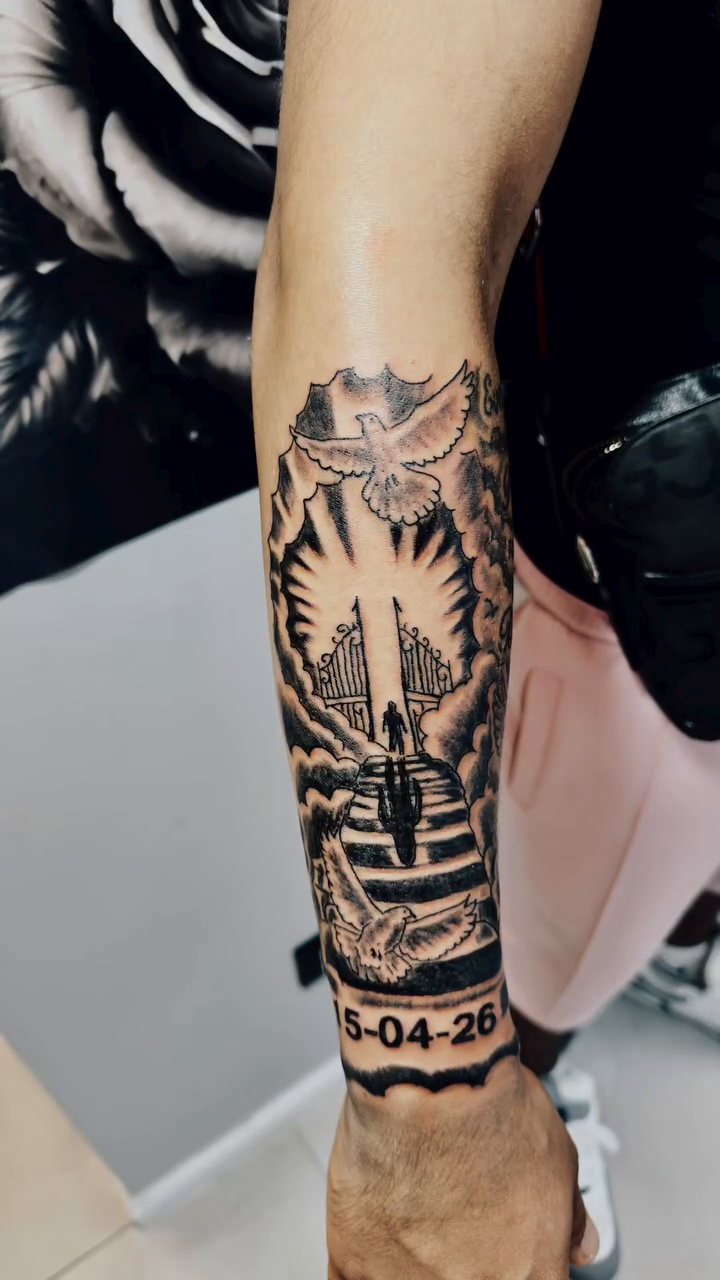 Realism tattoo on the forearm by Salvador Mendoza, Sesto San Giovanni