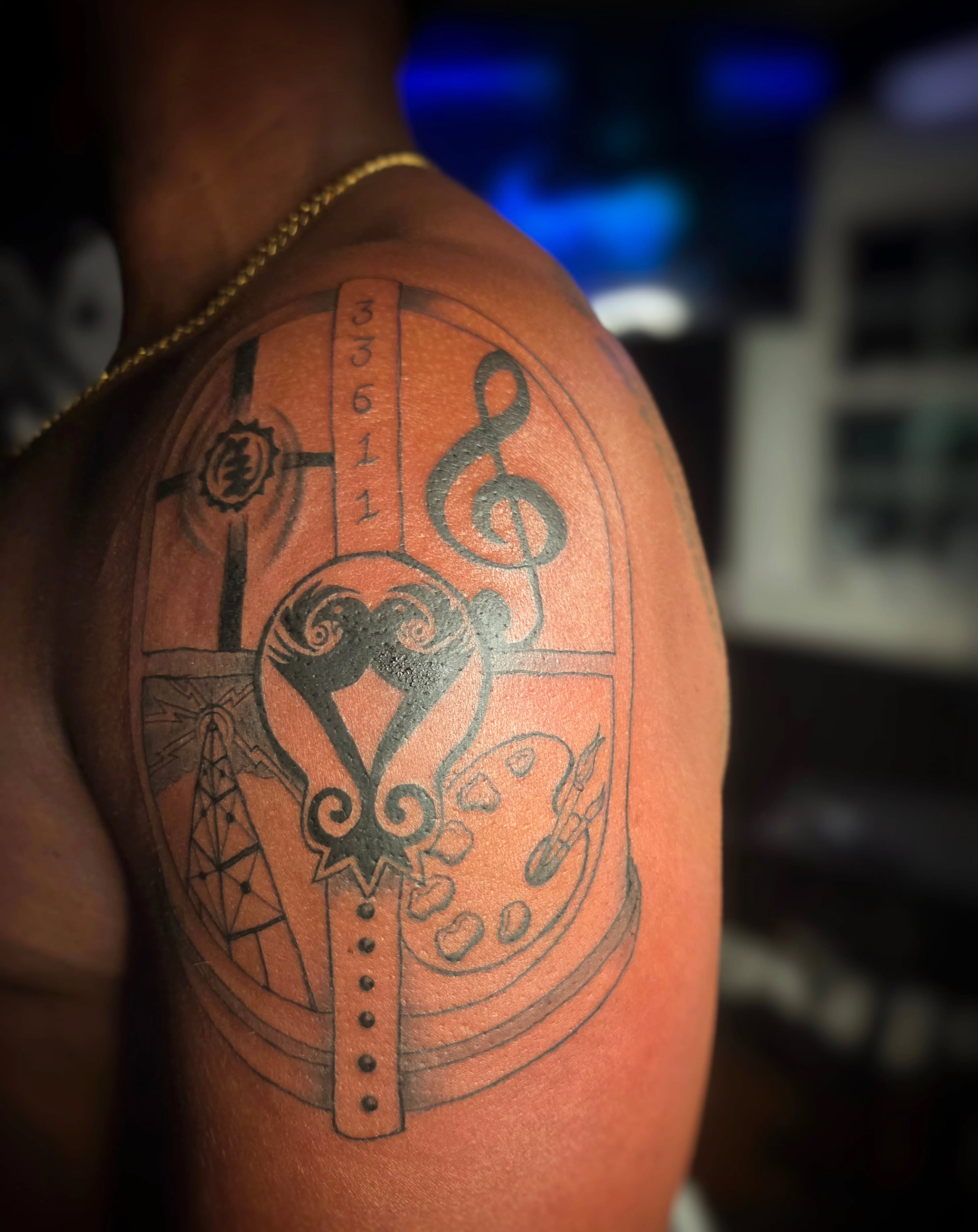 Clock and musical notes black and grey tattoo on the shoulder by Jam ⚡️🐉🖤