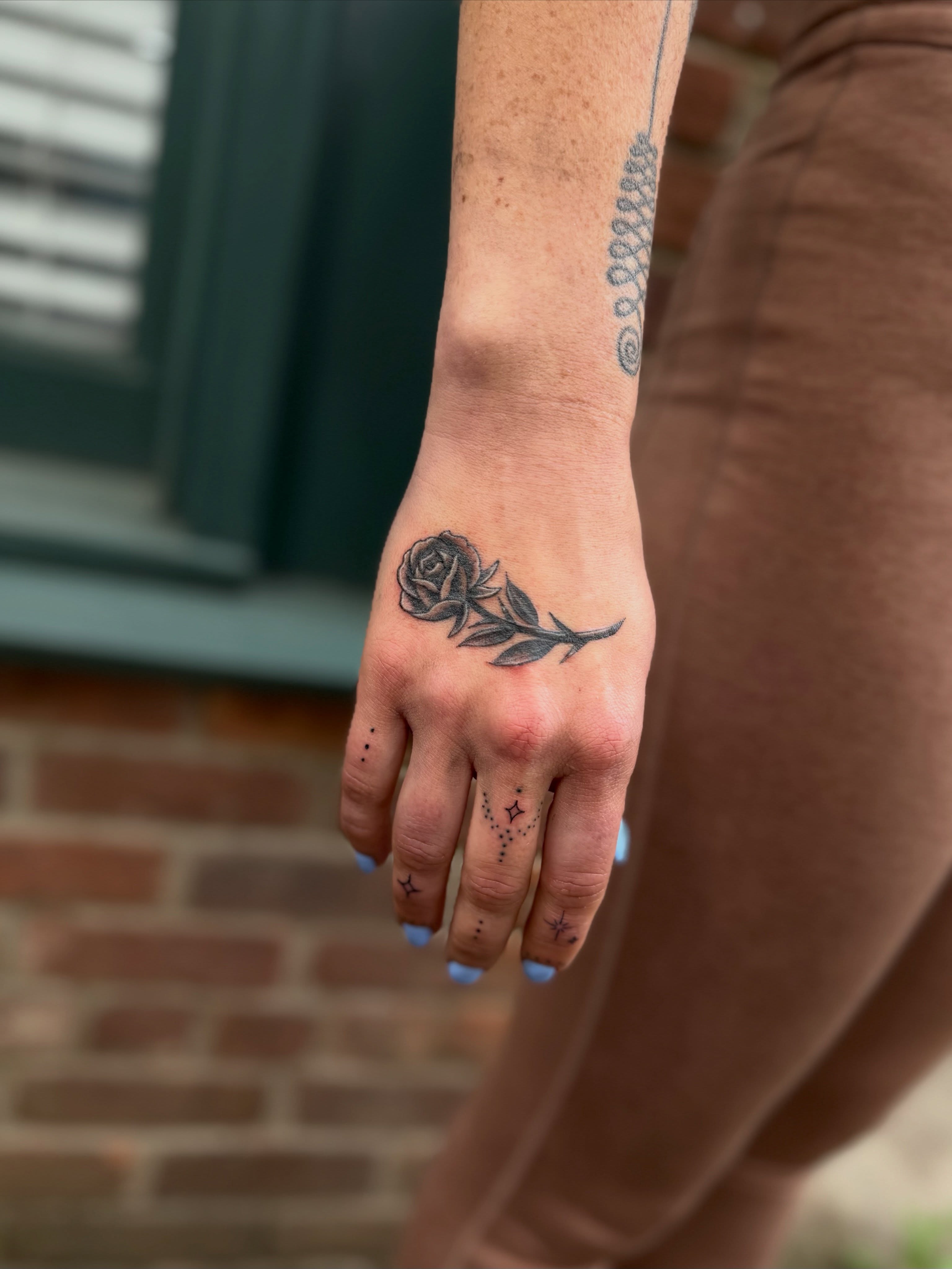 Rose dotwork tattoo on the hand by Nicole Libretti ✶ Tattoo ✶ Hvny