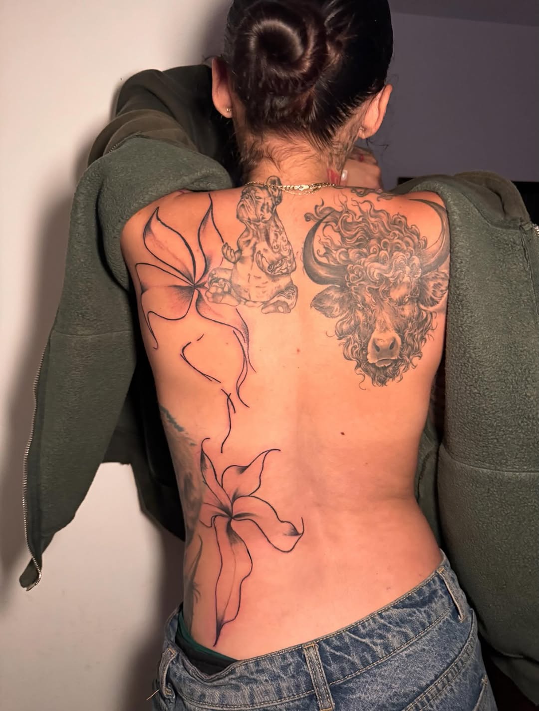 Bull's head and flowers blackwork tattoo on the back by Comet