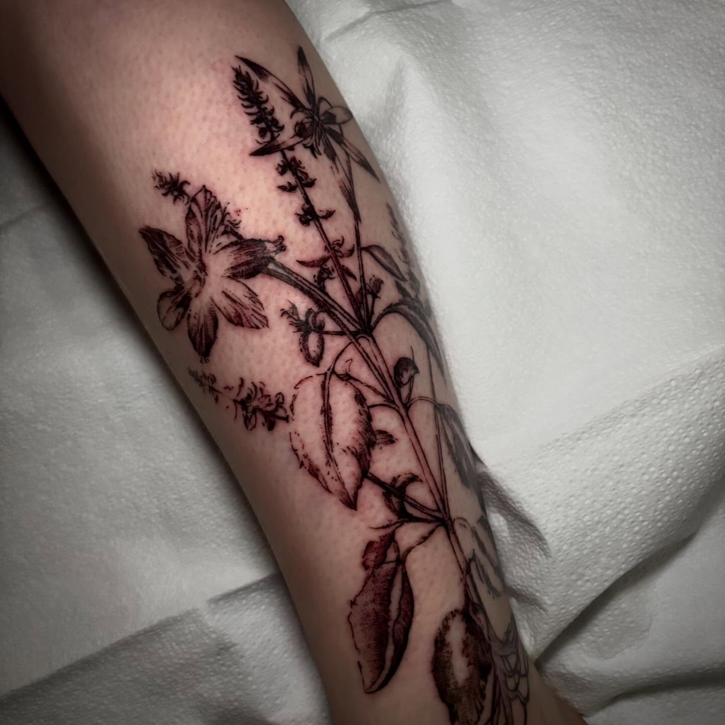 Tattoo by @unknownliquids — black_and_grey