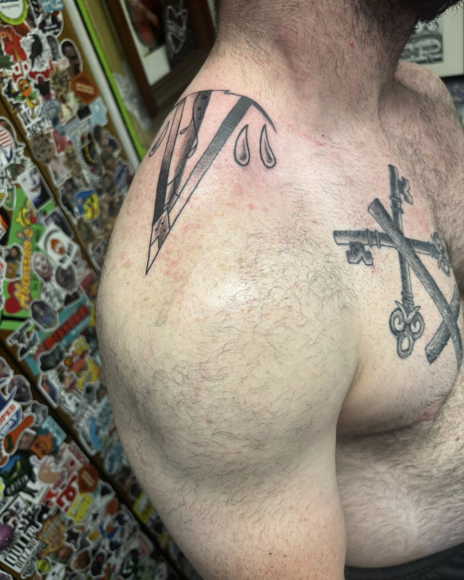 Crossed keys black and grey tattoo on the shoulder by Jeff Zuptich