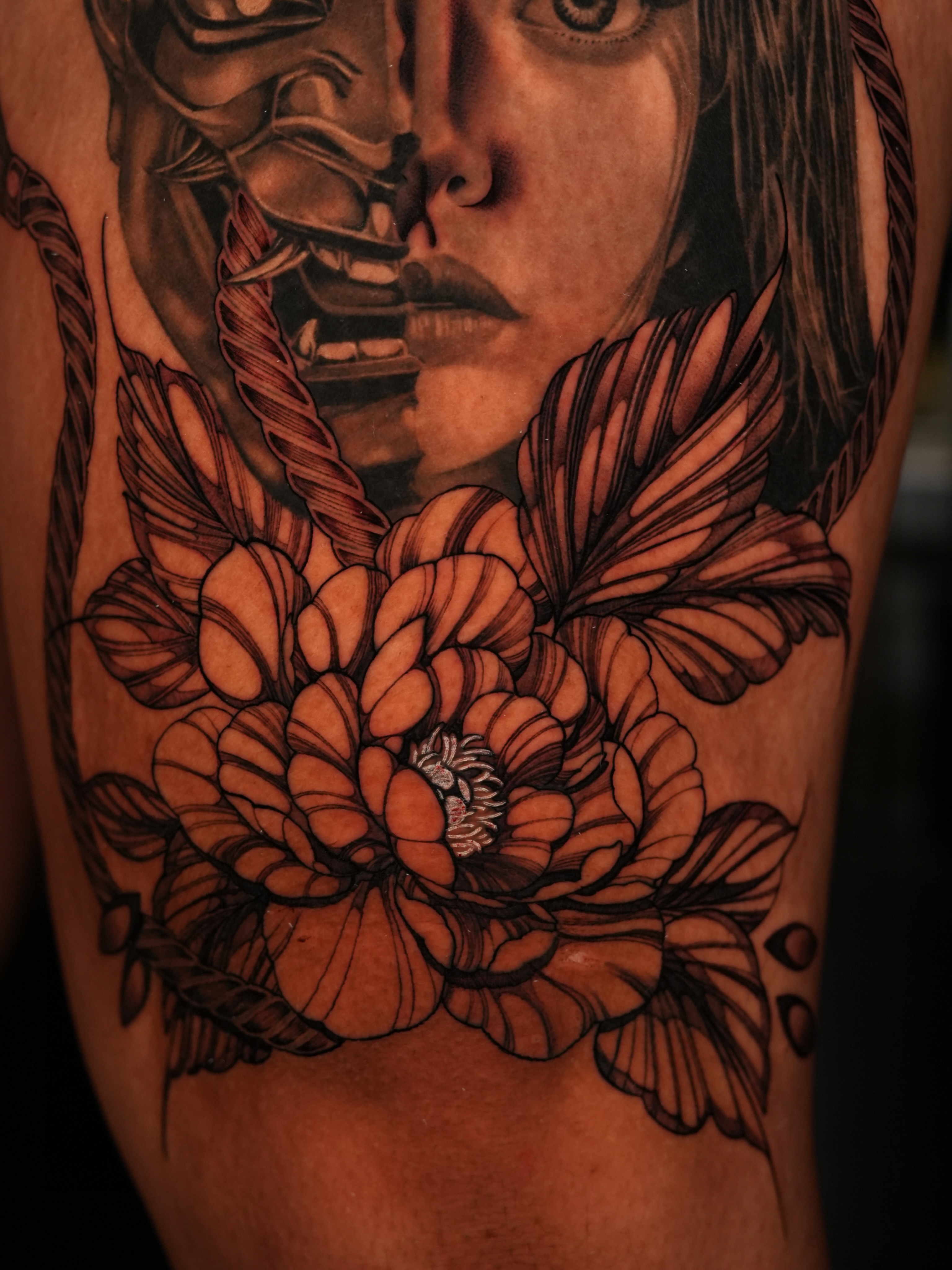 Peony and skull realism tattoo on the thigh by Gerardo Brawder