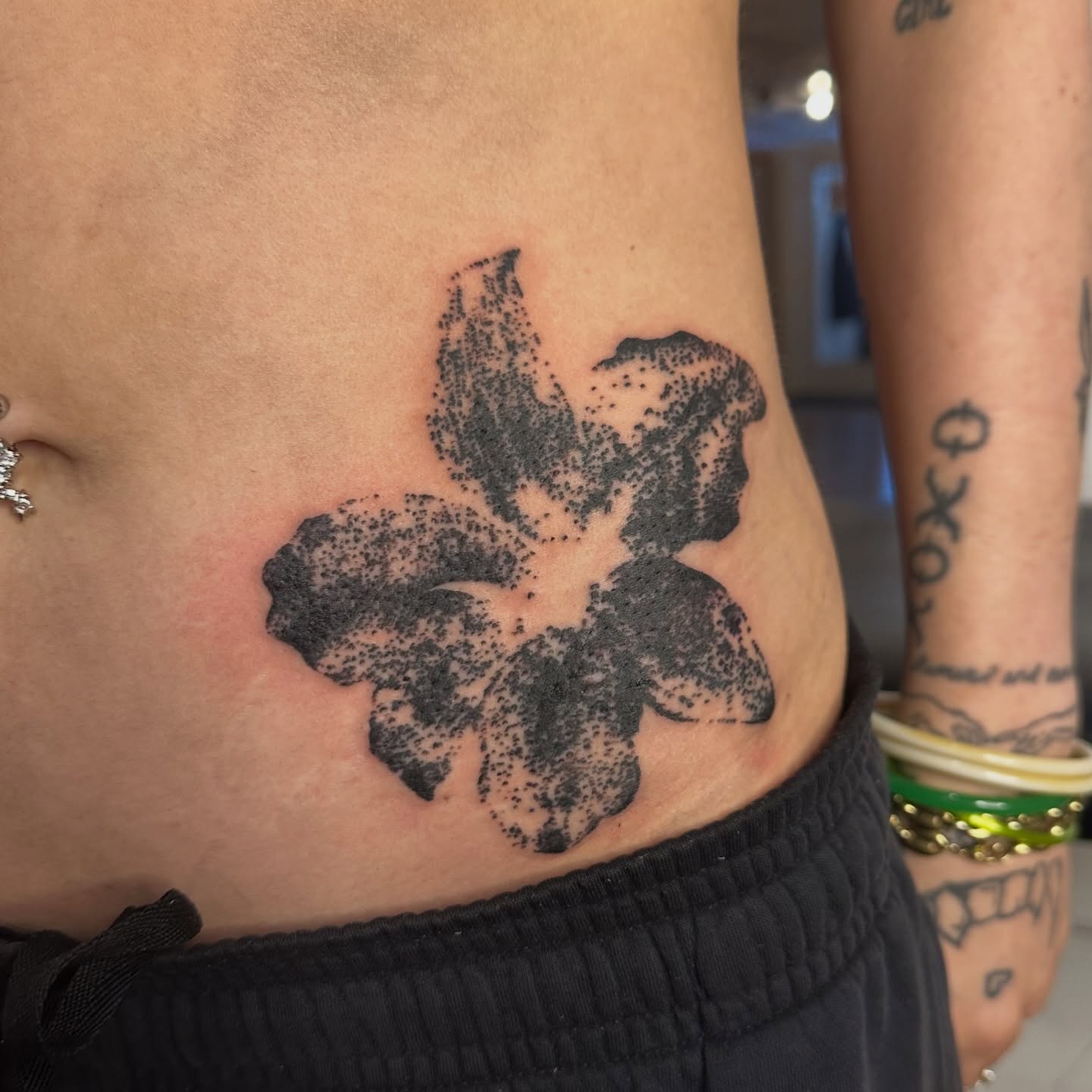 Flower dotwork tattoo on the ribs by 𝓡𝓸𝓼𝓮 𝓗𝓪𝔂𝓮𝓼