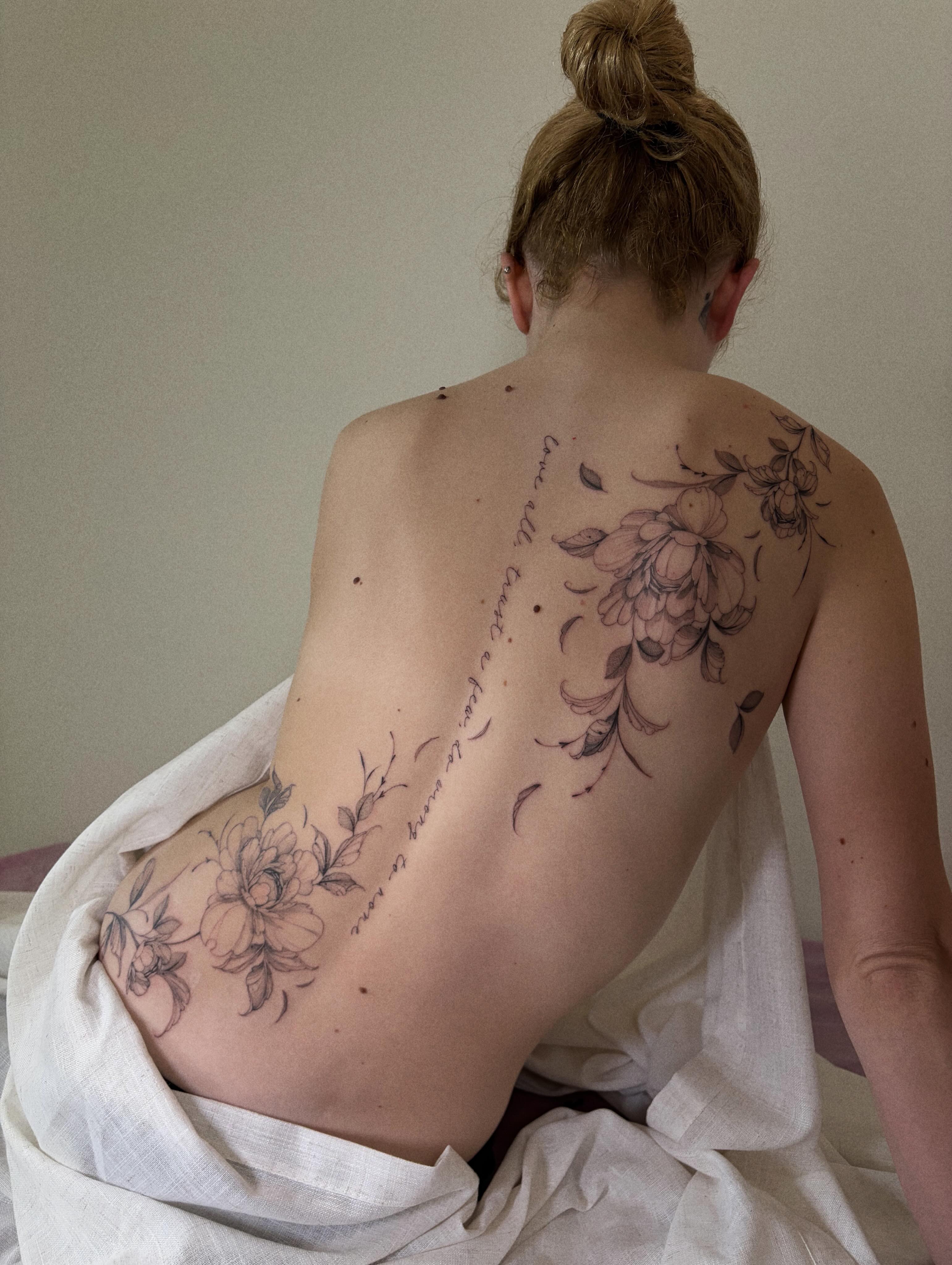Floral arrangement black and grey tattoo on the back by Justene Renee 🖤 Fine Line Tattoo Artist