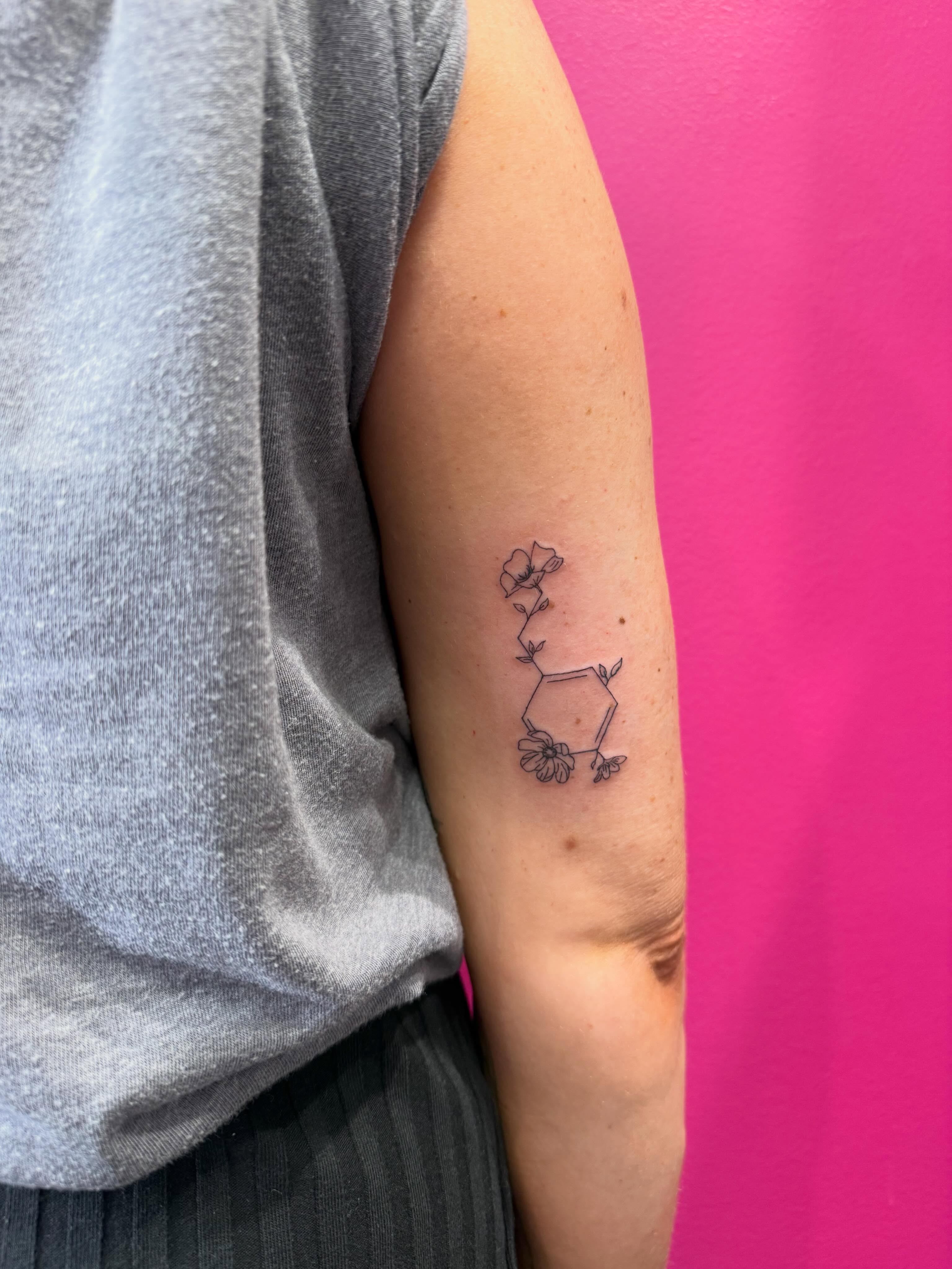 Tattoo by @pinkhousetattoo β geometric