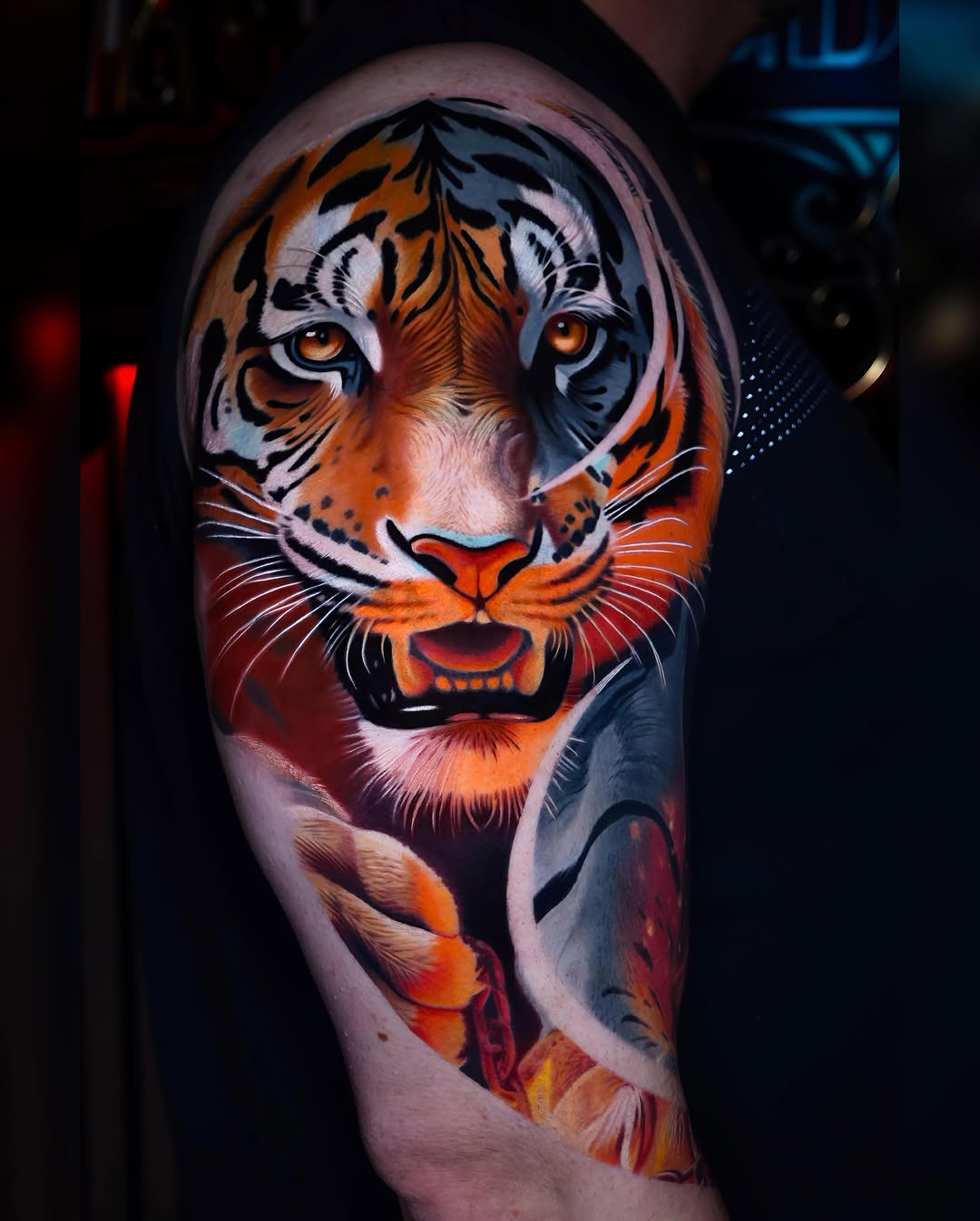 Tiger face realism tattoo on the upper arm by Sadier Alfonso