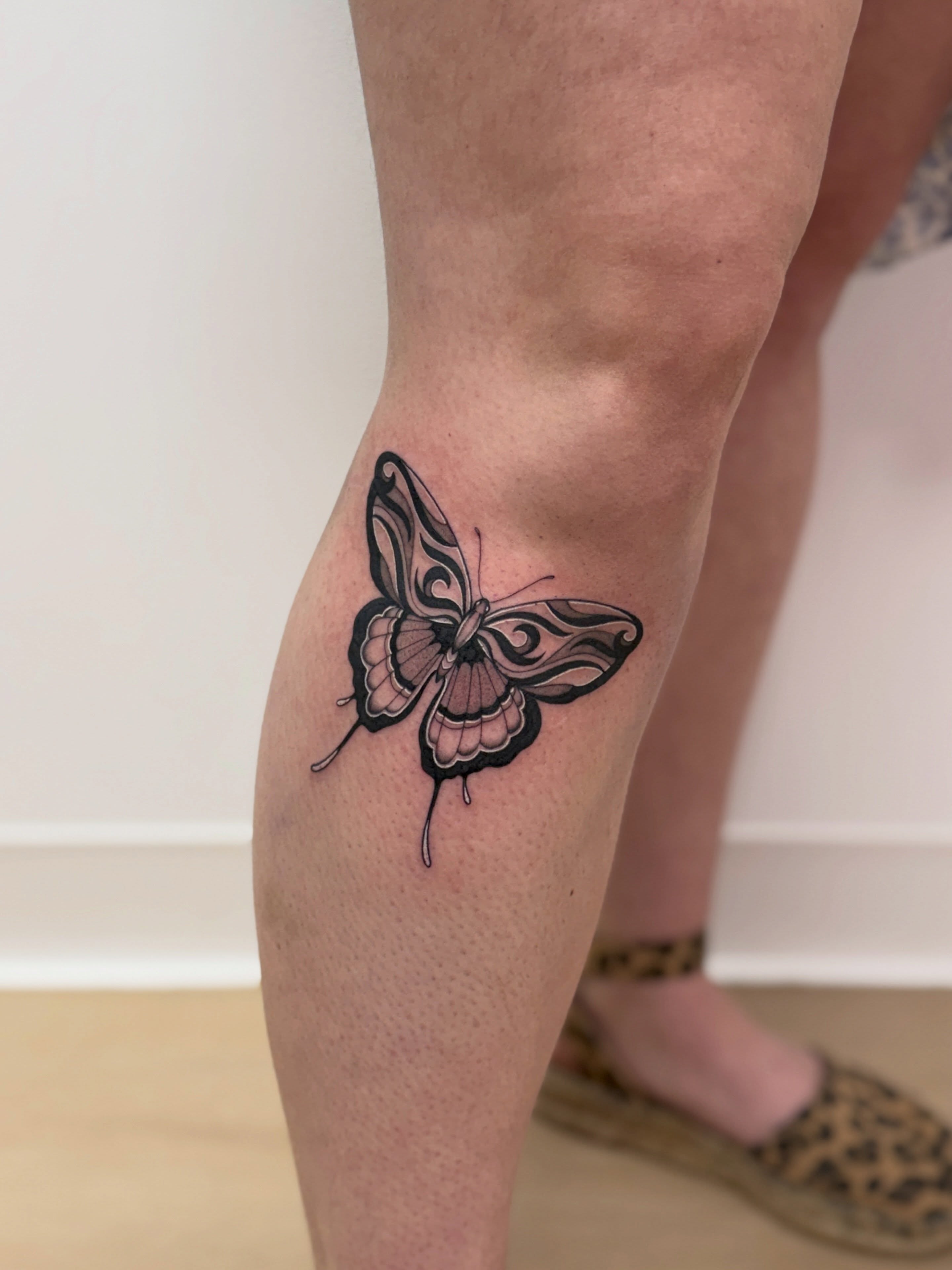 Tattoo by @lilindigotattoo โ dotwork