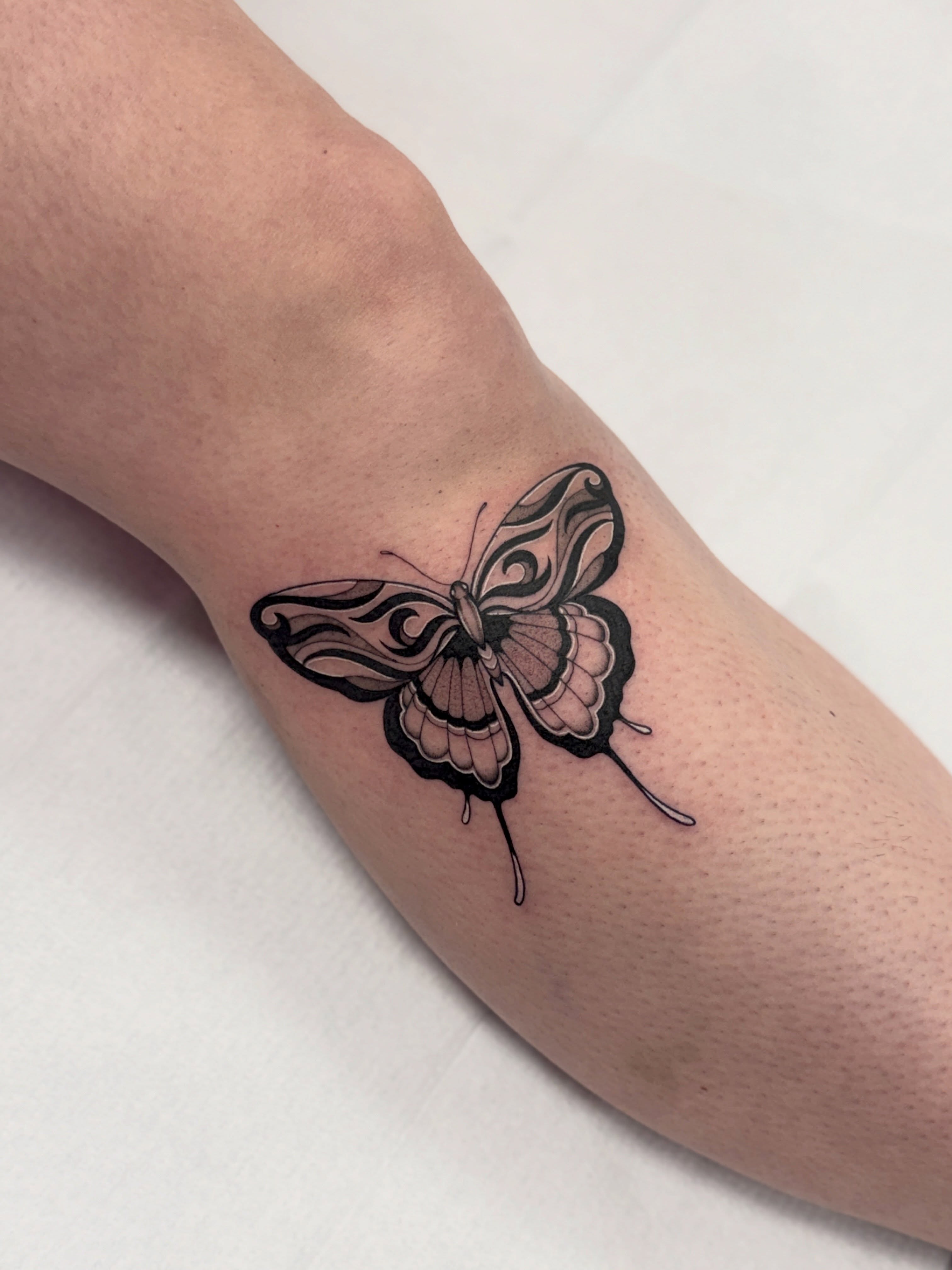 Tattoo by @lilindigotattoo โ black_and_grey