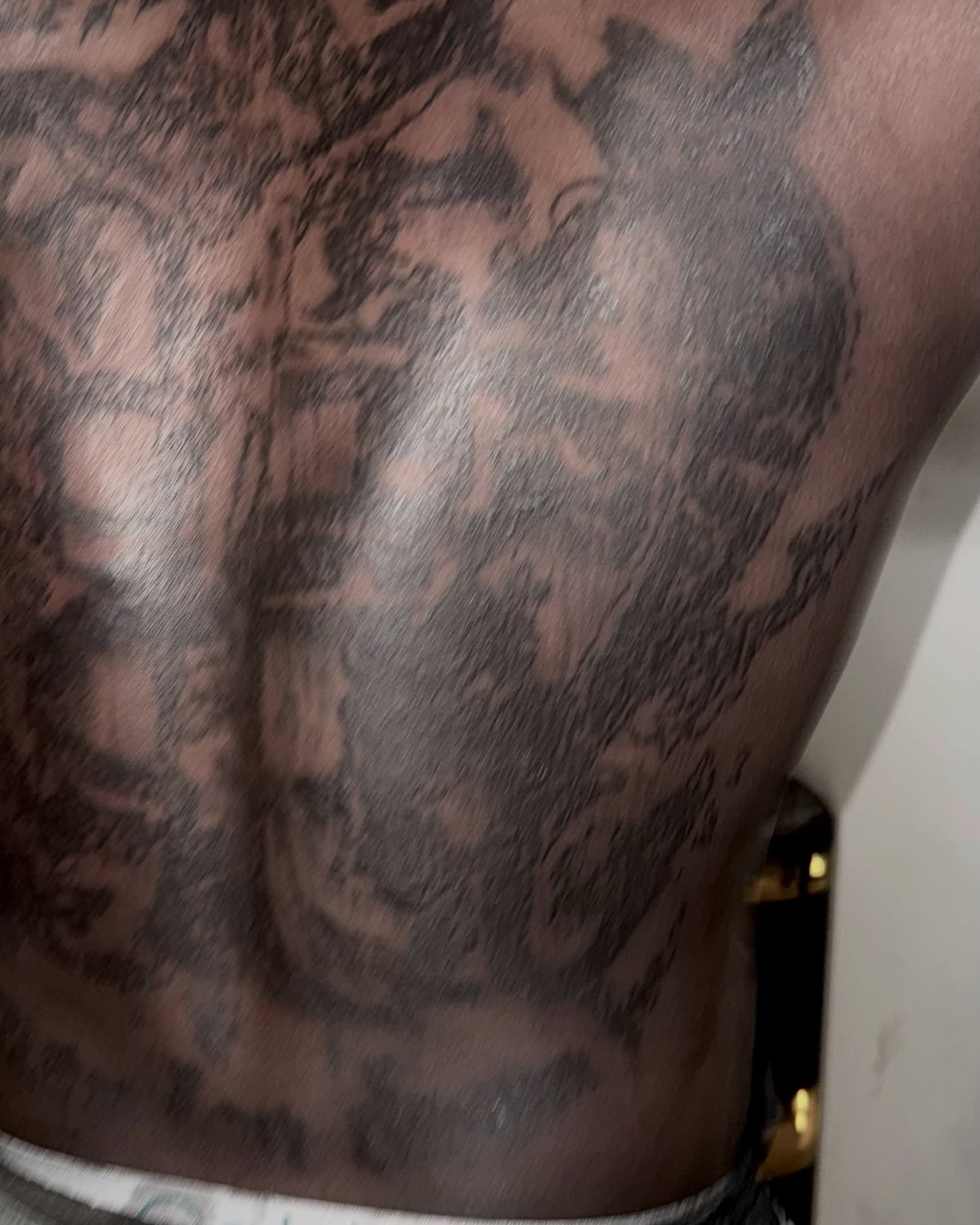 Abstract pattern black and grey tattoo on the back by @douohv