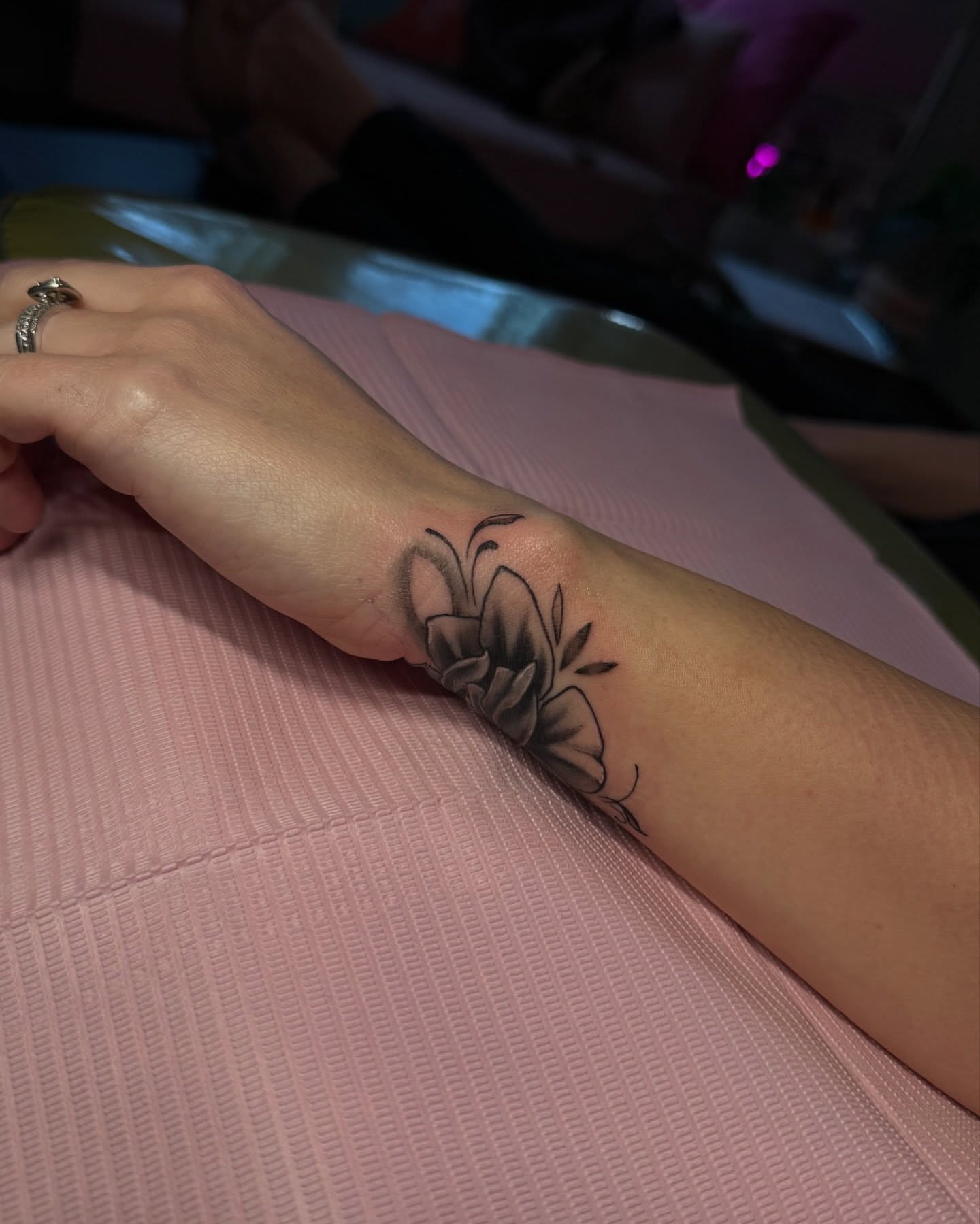 Flower black and grey tattoo on the forearm by 𝙷𝚊𝚒𝚕𝚎𝚢 𝙷𝚊𝚛𝚎𝚗 ✯ 𝙽𝙴 𝙾𝚑𝚒𝚘 𝚃𝚊𝚝𝚝𝚘𝚘 𝙰𝚛𝚝𝚒𝚜𝚝