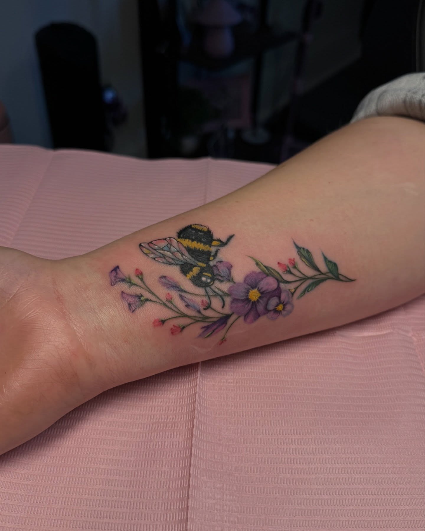 Bee and flowers watercolor tattoo on the forearm by 𝙷𝚊𝚒𝚕𝚎𝚢 𝙷𝚊𝚛𝚎𝚗 ✯ 𝙽𝙴 𝙾𝚑𝚒𝚘 𝚃𝚊𝚝𝚝𝚘𝚘 𝙰𝚛𝚝𝚒𝚜𝚝