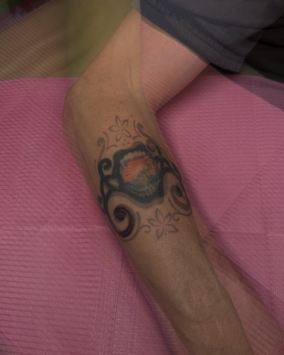 Sunset and floral swirls black and grey tattoo on the forearm by 𝙷𝚊𝚒𝚕𝚎𝚢 𝙷𝚊𝚛𝚎𝚗 ✯ 𝙽𝙴 𝙾𝚑𝚒𝚘 𝚃𝚊𝚝𝚝𝚘𝚘 𝙰𝚛𝚝𝚒𝚜𝚝