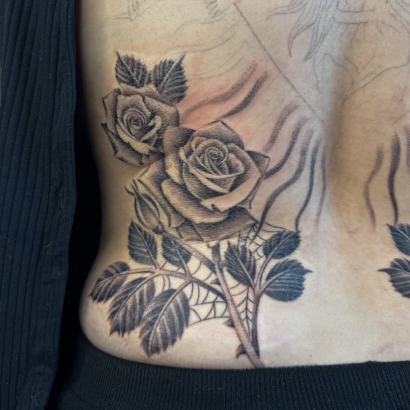 Roses black and grey tattoo on the ribs by @nudylicioustattoos