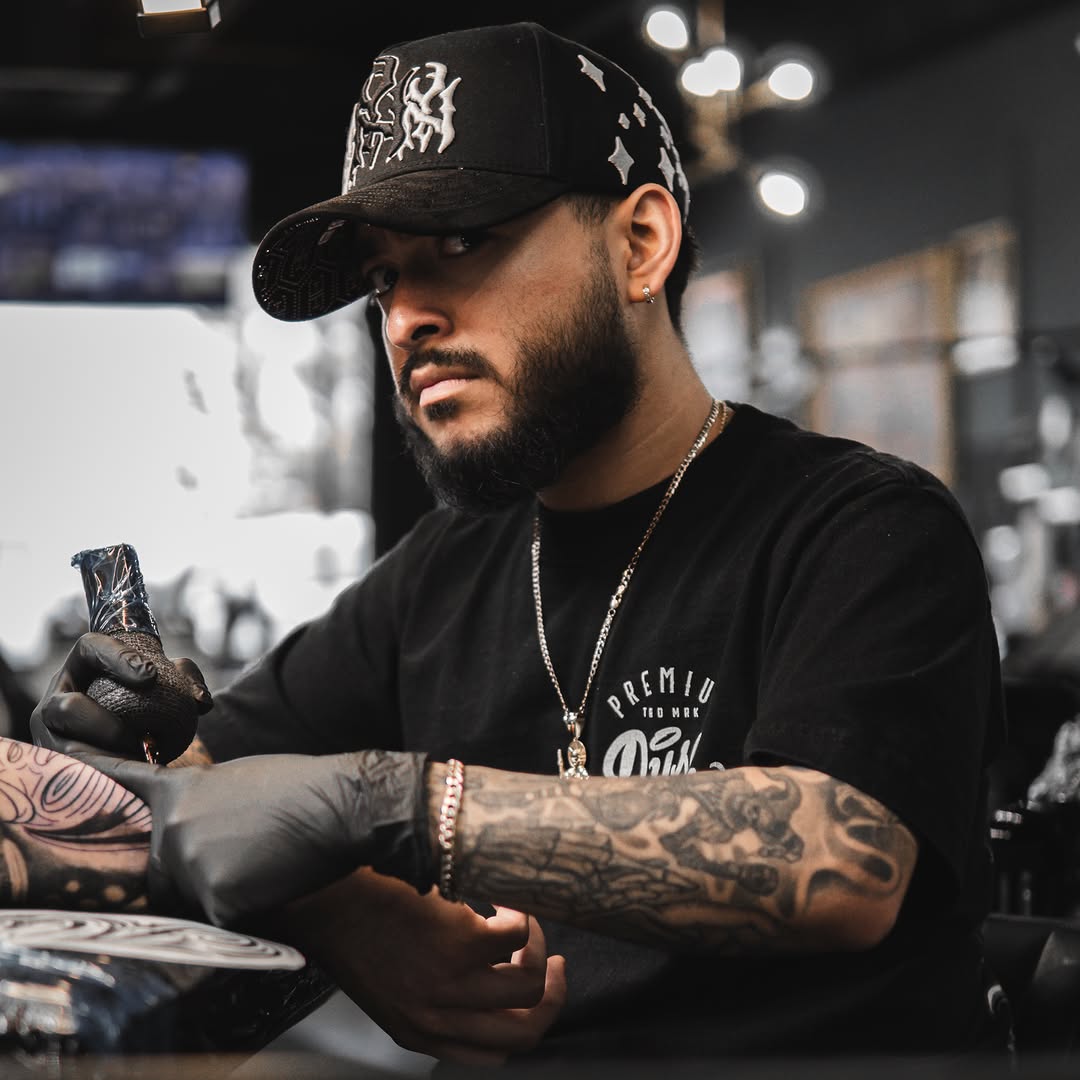 Tattoo artist black and grey tattoo on the upper arm by Santi🎲