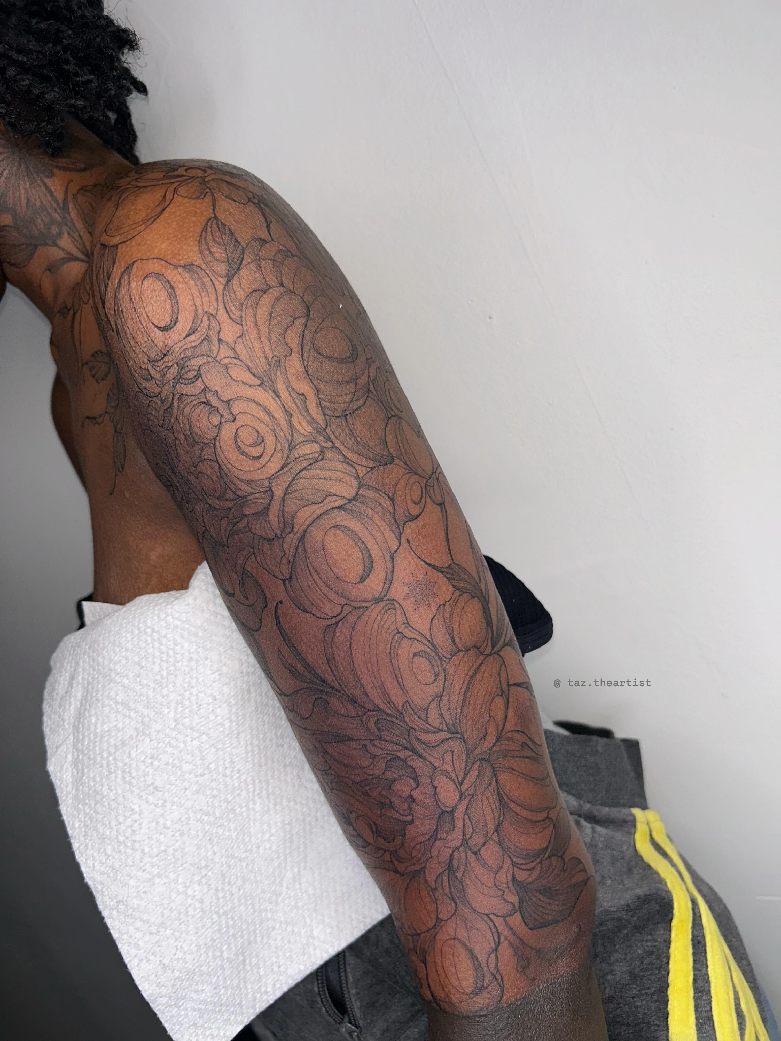 Roses black and grey tattoo on the upper arm by 𝖙𝖆𝖟 🫧✮♡ₐₜₗ ₙᵧʗ