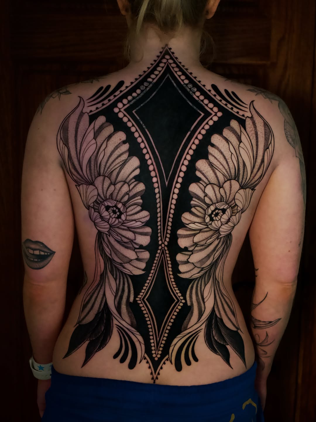 Tattoo by 𝗛𝗮𝗻𝗻𝗮𝗵 | 𝗔𝗹𝗹 𝗧𝗵𝗶𝗻𝗴𝘀 𝗚𝗹𝗶𝘁𝘁𝗲𝗿 | 𝗩𝗶𝗯𝗿𝗮𝗻𝘁 𝗖𝗼𝗹𝗼𝗿 𝗧𝗮𝘁𝘁𝗼𝗼𝘀, Renton, Washington