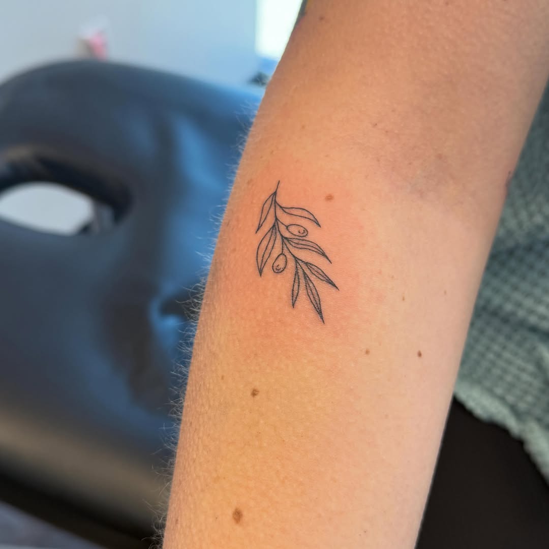Tattoo by @lunarstudiosart — fine_line