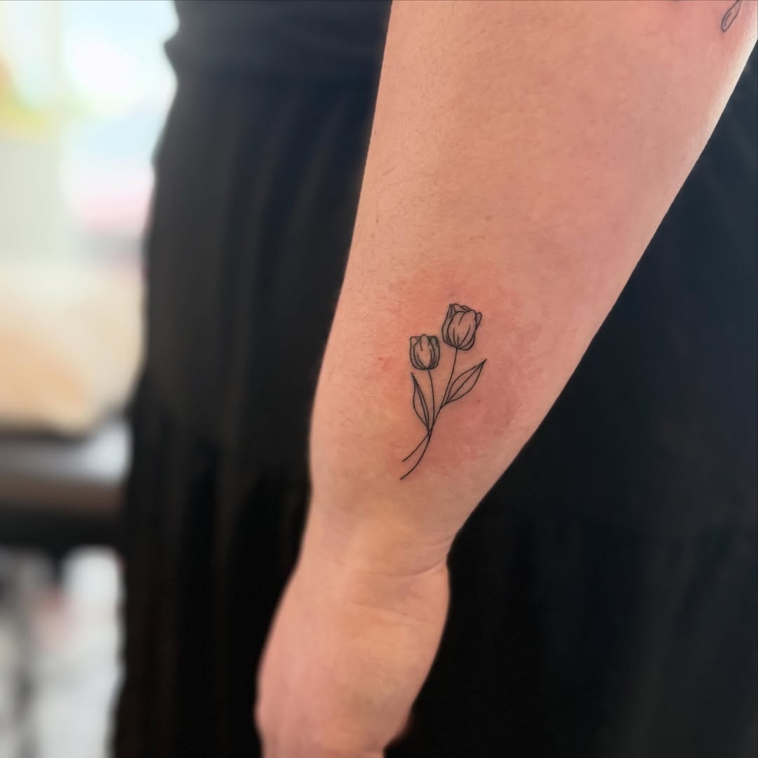 Tattoo by @lunarstudiosart — minimalist