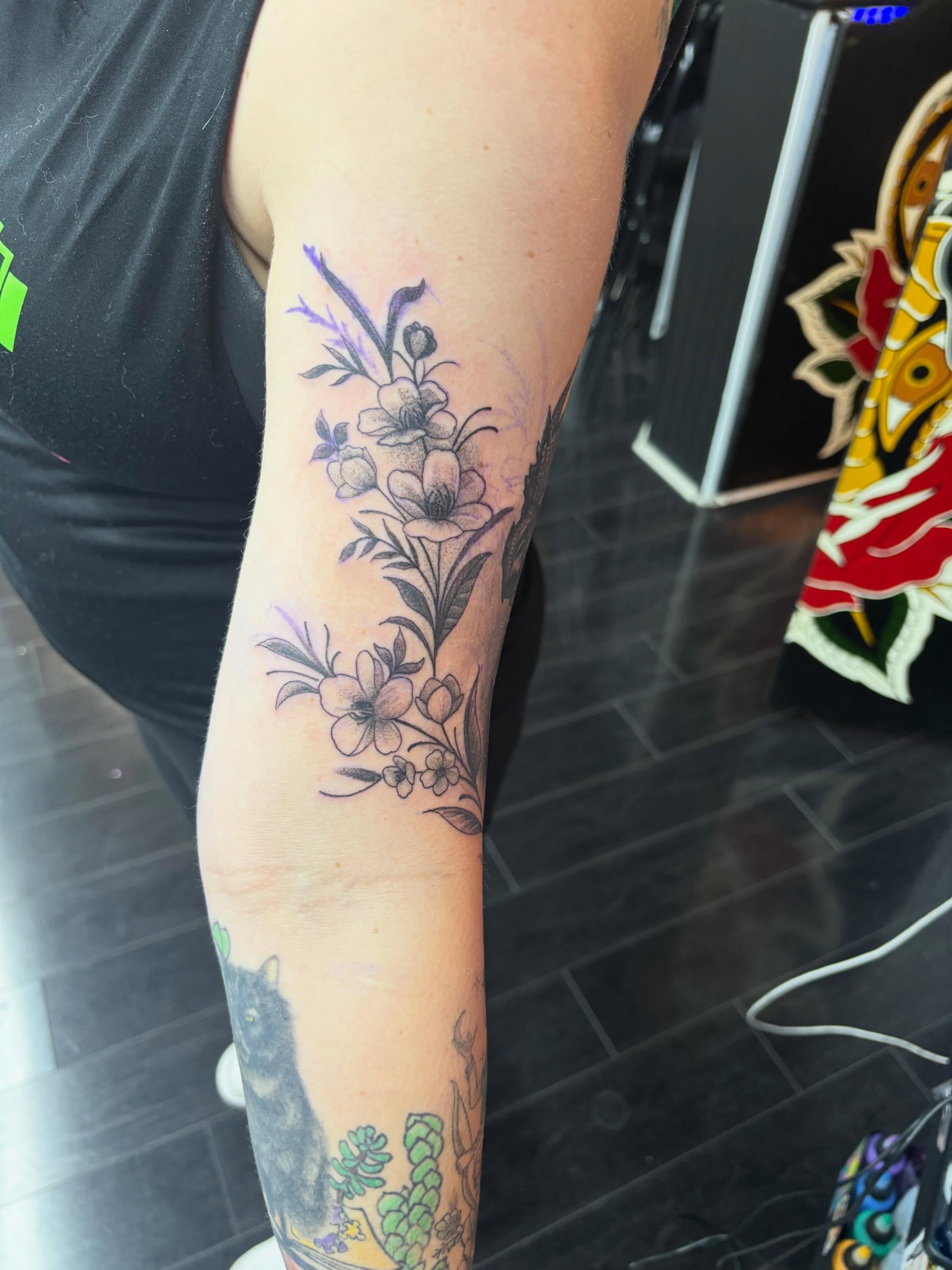 Floral arrangement black and grey tattoo on the forearm by Oscar Cuéllar (Kue-Yar)
