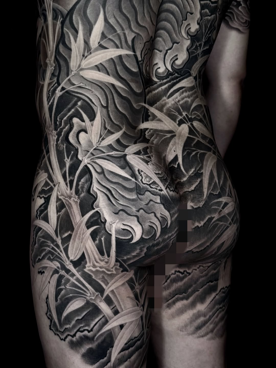 Bamboo and waves Japanese tattoo on the thigh by Scienz 九卦刺青