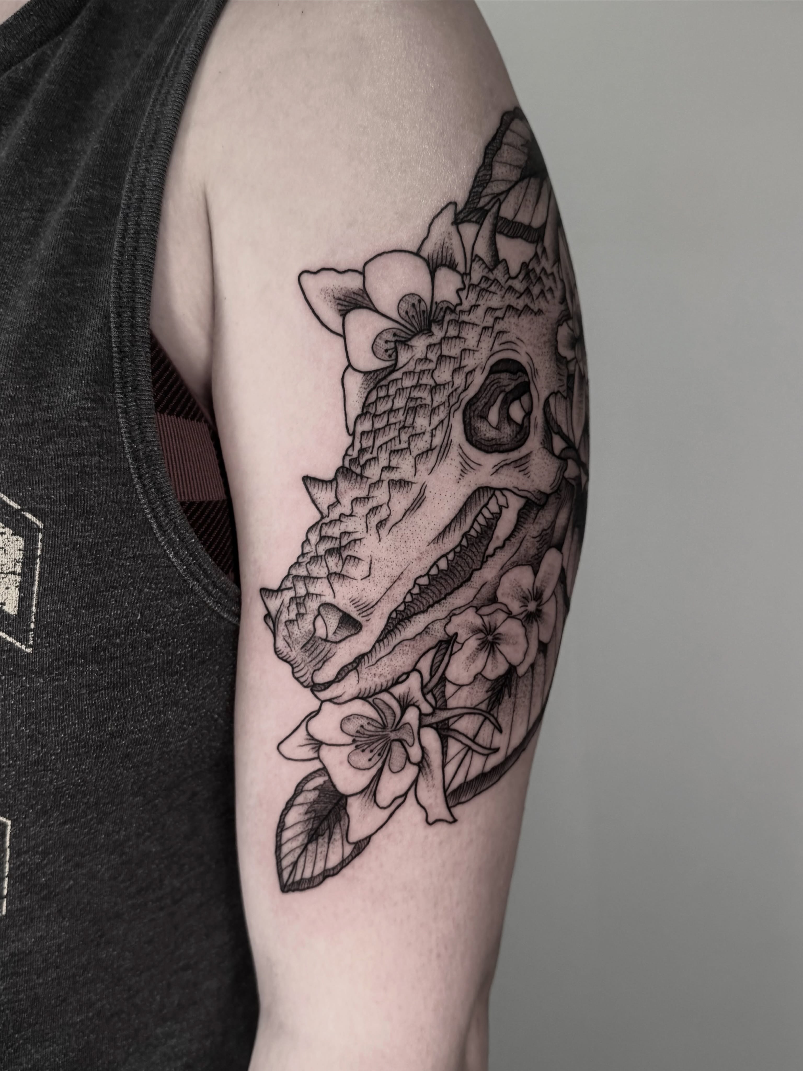 Crocodile skull with flowers realism tattoo on the forearm by 𝐊𝐀𝐓𝐄 𝐏𝐄𝐍𝐍 ❈ 𝐅𝐎𝐑𝐓 𝐂𝐎𝐋𝐋𝐈𝐍𝐒 𝐓𝐀𝐓𝐓𝐎𝐎 𝐀𝐑𝐓𝐈𝐒𝐓
